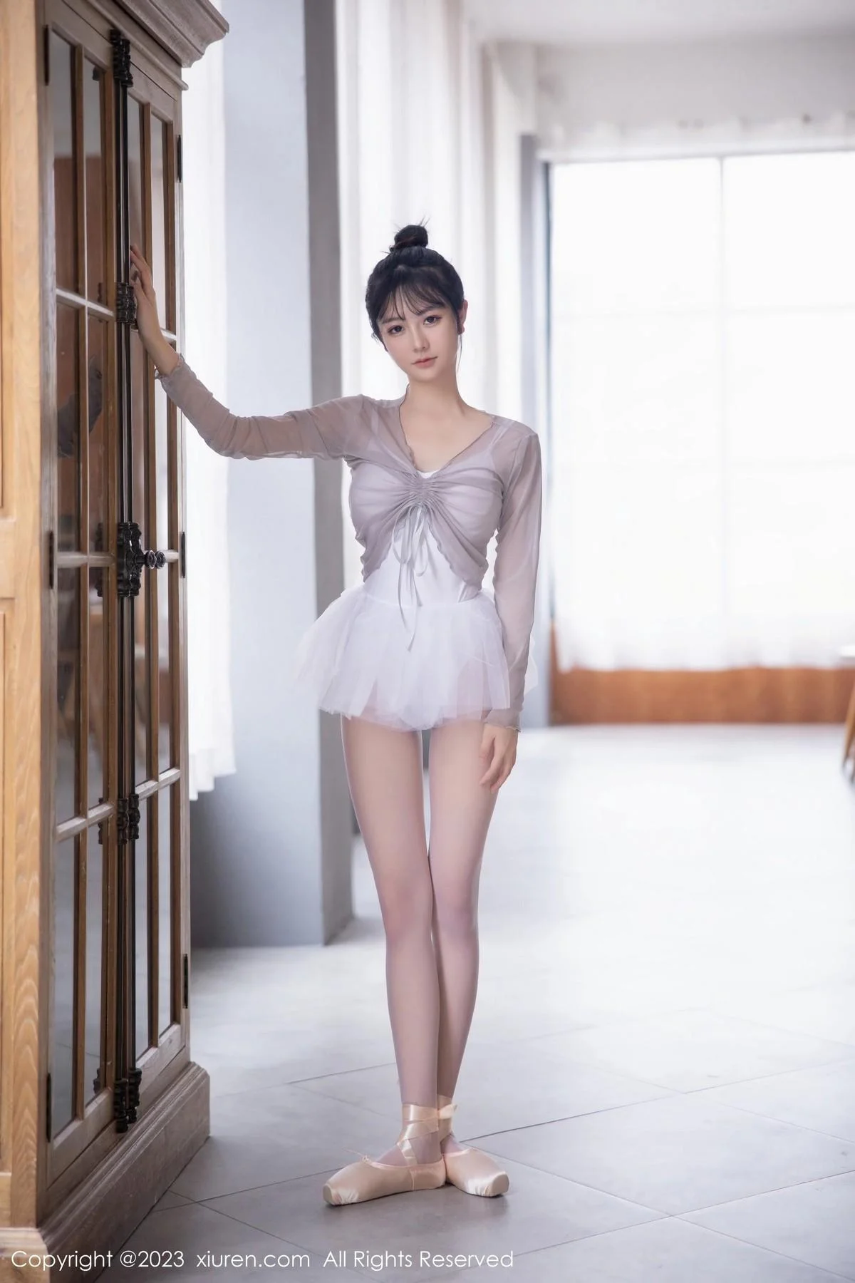 谢小蒽性感淡灰色芭蕾舞裙配白色丝袜秀曼妙身姿绝美写真 第 3 张