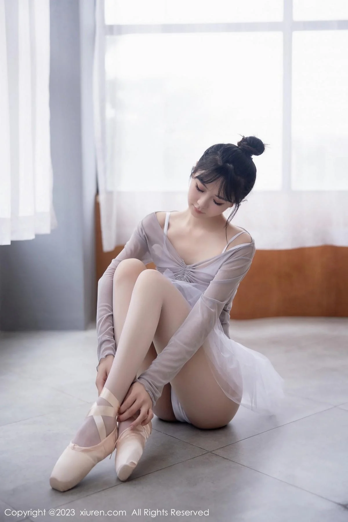 谢小蒽性感淡灰色芭蕾舞裙配白色丝袜秀曼妙身姿绝美写真 第 30 张