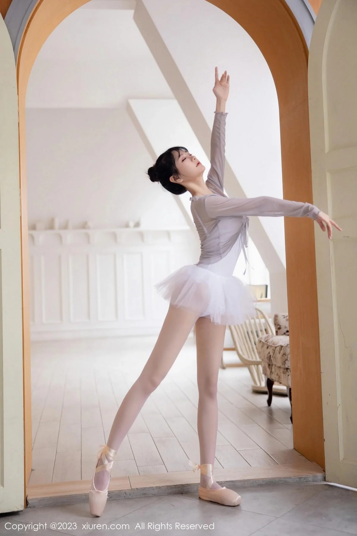 谢小蒽性感淡灰色芭蕾舞裙配白色丝袜秀曼妙身姿绝美写真 第 31 张