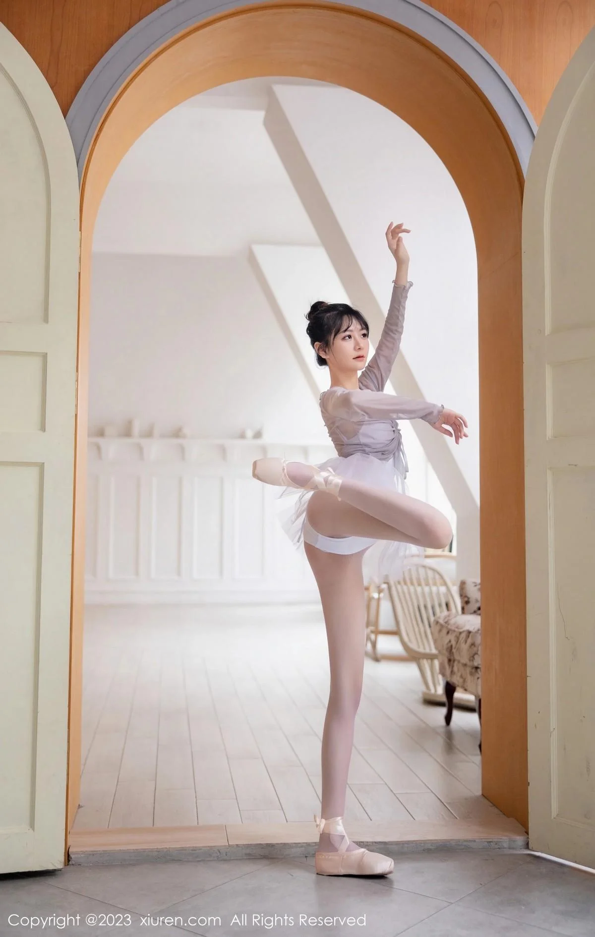 谢小蒽性感淡灰色芭蕾舞裙配白色丝袜秀曼妙身姿绝美写真 第 32 张