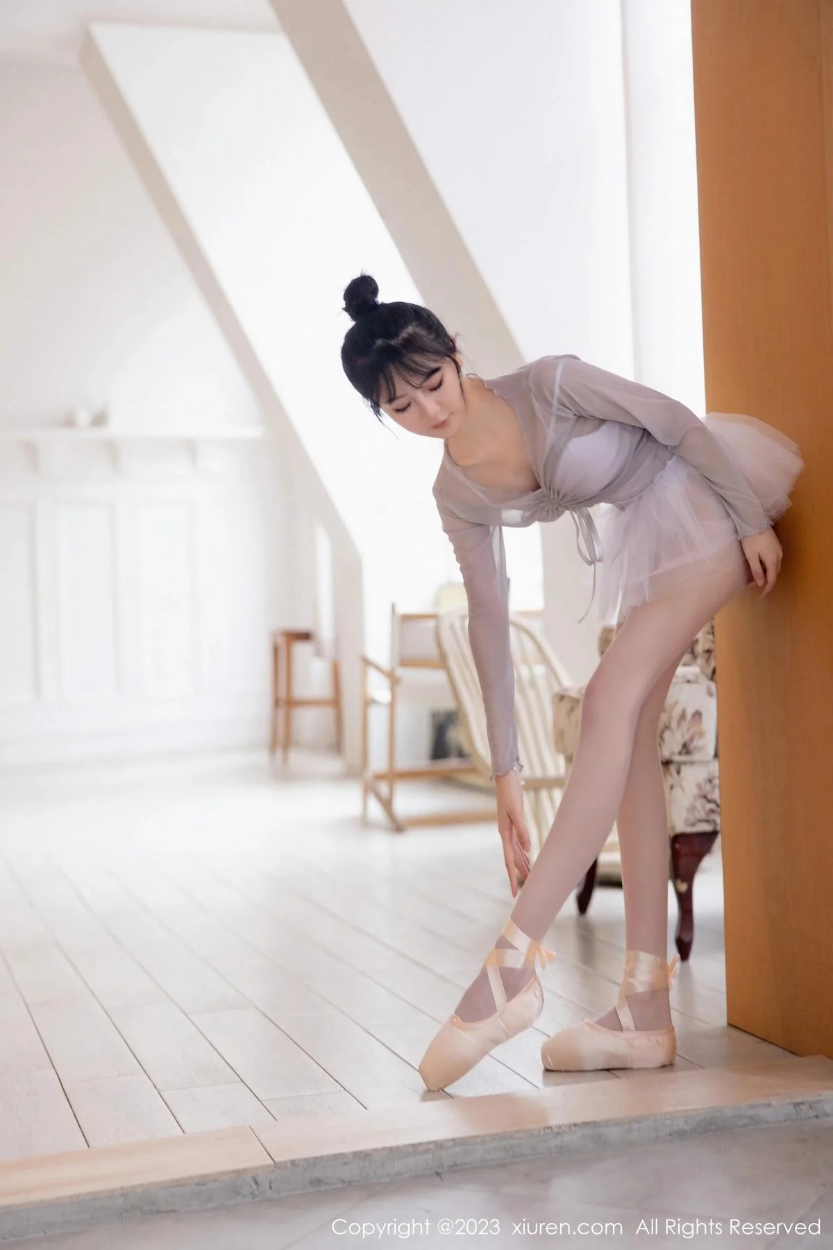 谢小蒽性感淡灰色芭蕾舞裙配白色丝袜秀曼妙身姿绝美写真 第 34 张