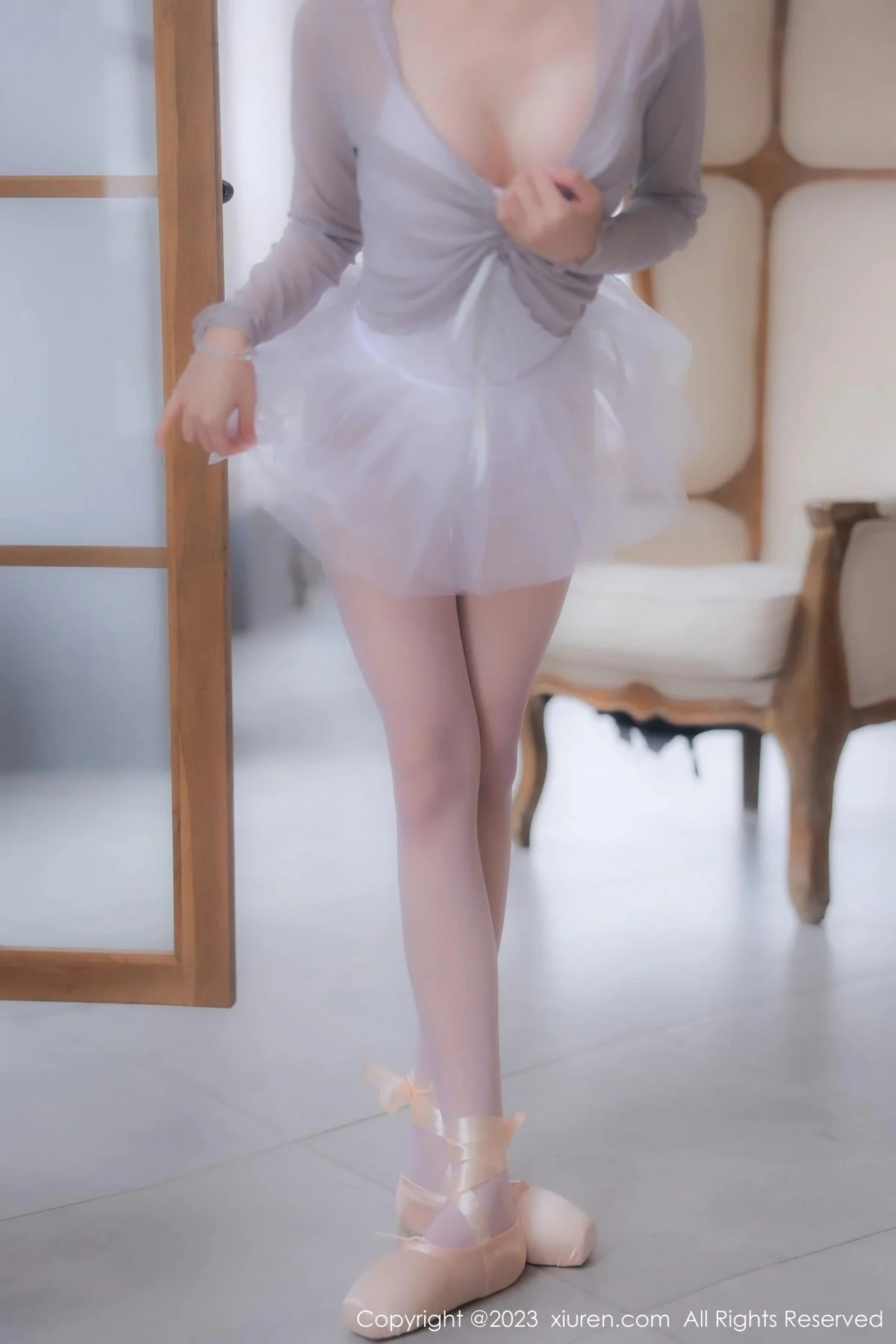 谢小蒽性感淡灰色芭蕾舞裙配白色丝袜秀曼妙身姿绝美写真 第 37 张