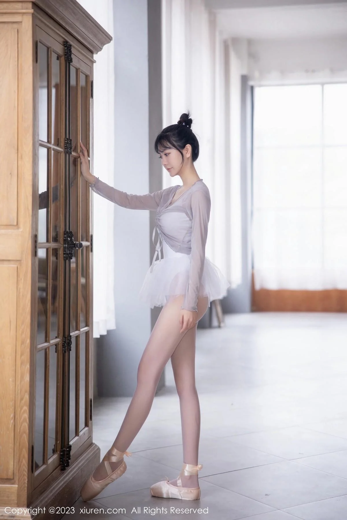 谢小蒽性感淡灰色芭蕾舞裙配白色丝袜秀曼妙身姿绝美写真 第 5 张