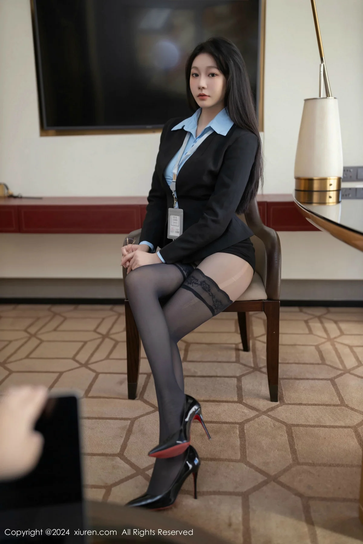 安然anran职场主题性感黑色OL服饰配黑丝吊袜秀美腿绝美写真 第 17 张