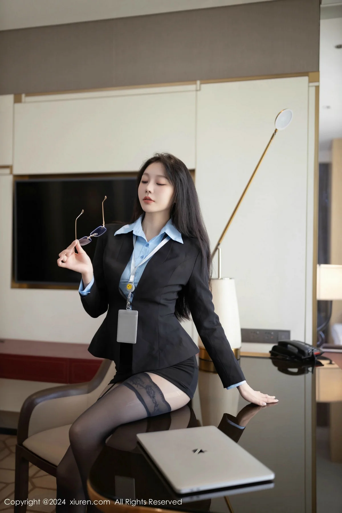 安然anran职场主题性感黑色OL服饰配黑丝吊袜秀美腿绝美写真 第 6 张