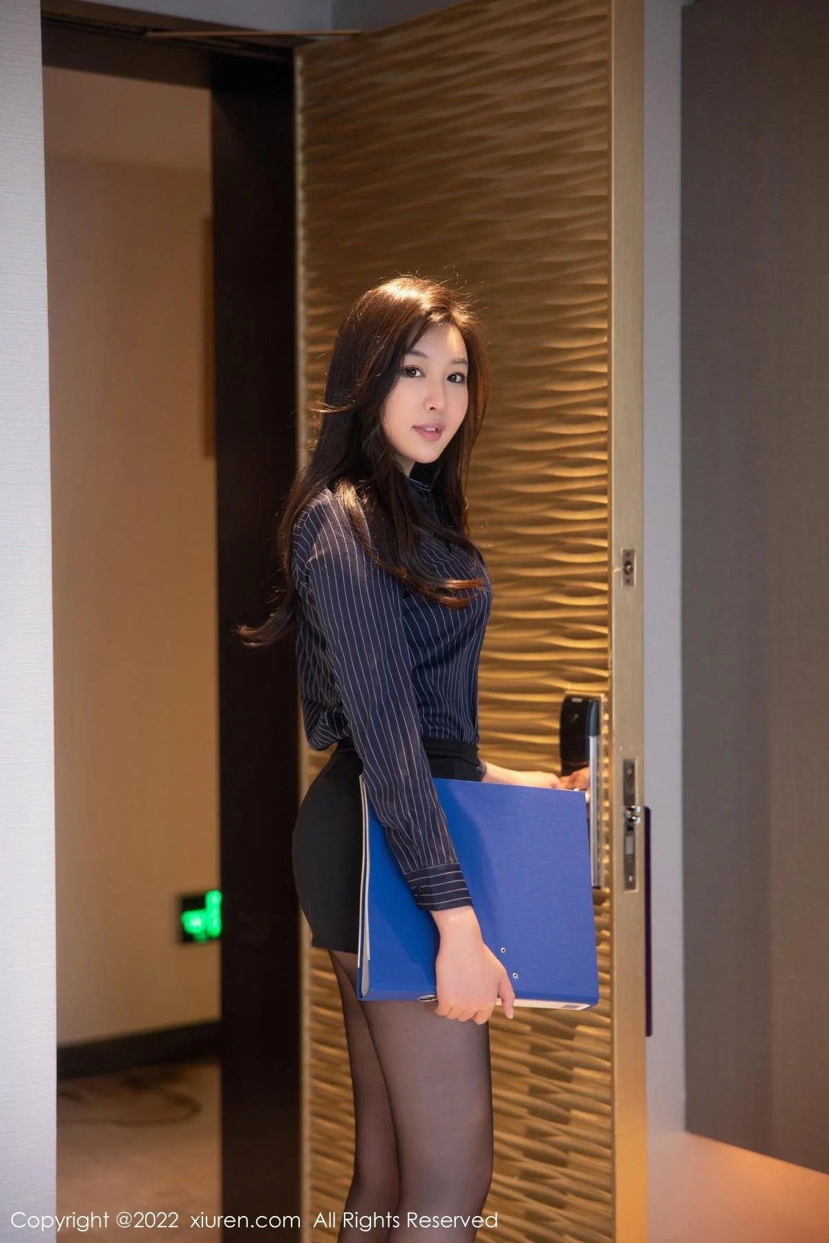 卡卡酱职业服OL装扮性感黑色内衣秀丰满身材绝美写真 第 5 张