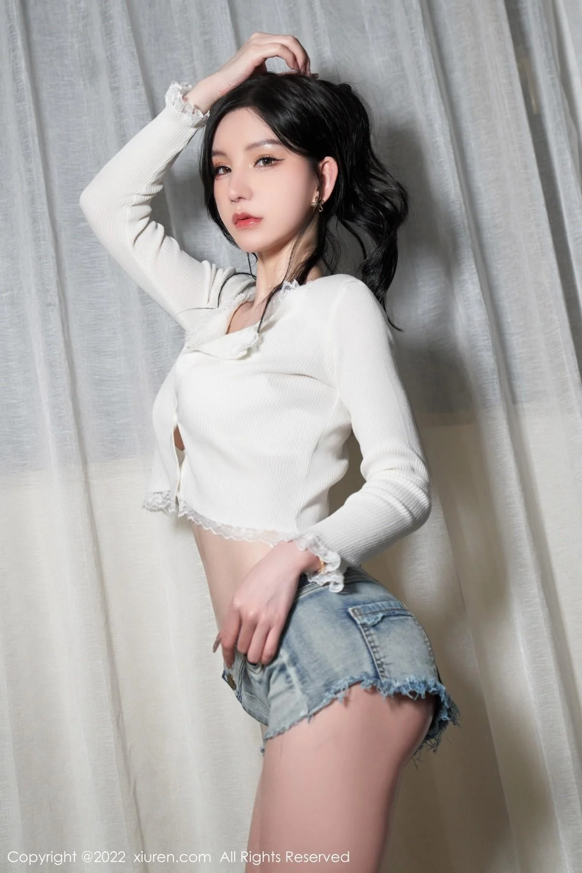 周于希Sally性感白上衣配齐逼牛仔短裤秀绝美身材绝美写真 第 16 张