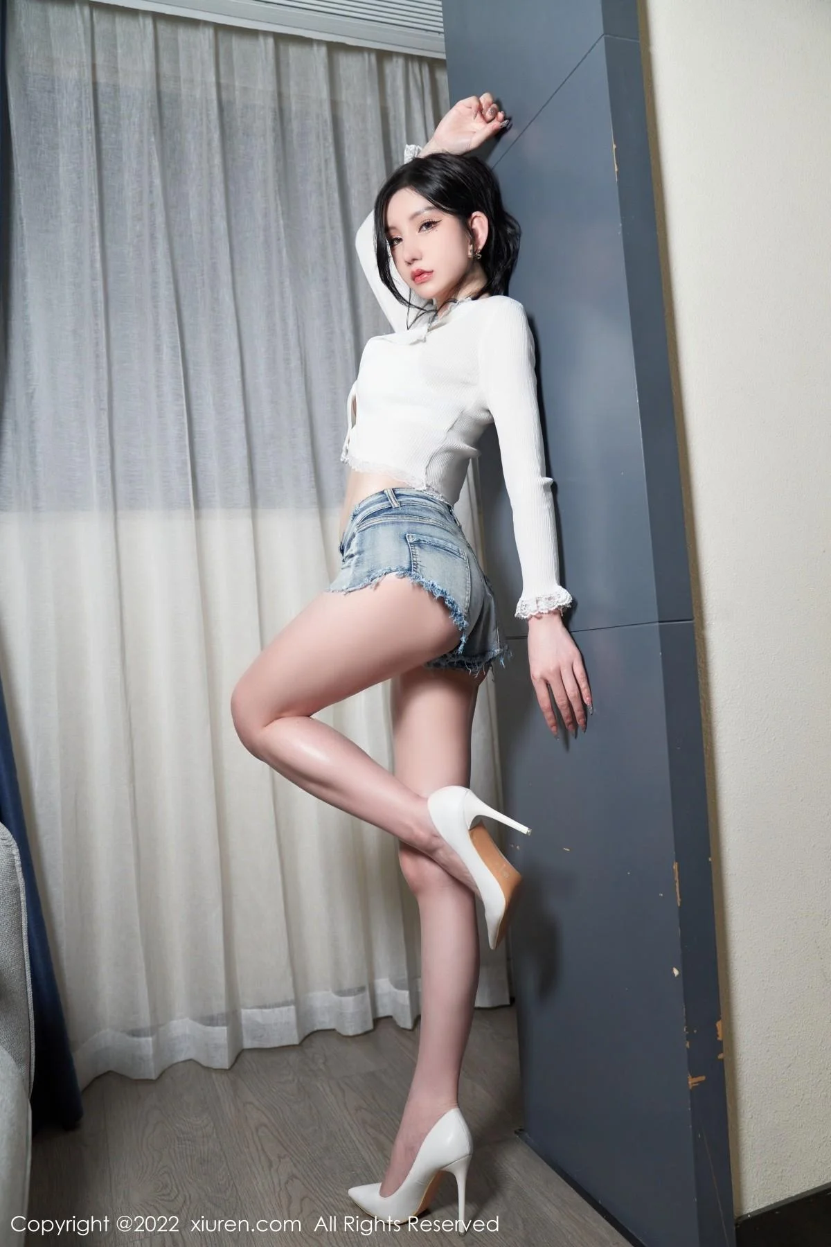 周于希Sally性感白上衣配齐逼牛仔短裤秀绝美身材绝美写真 第 17 张