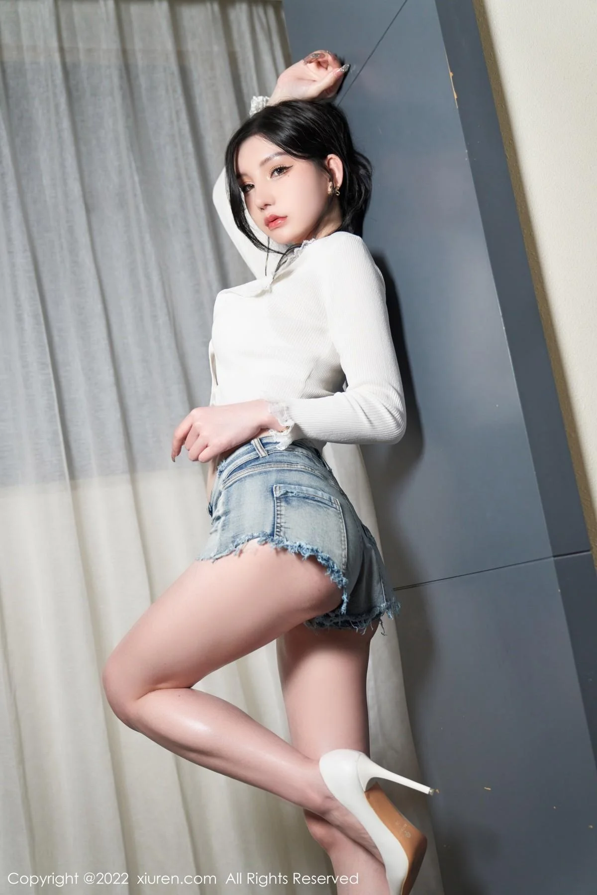 周于希Sally性感白上衣配齐逼牛仔短裤秀绝美身材绝美写真 第 18 张