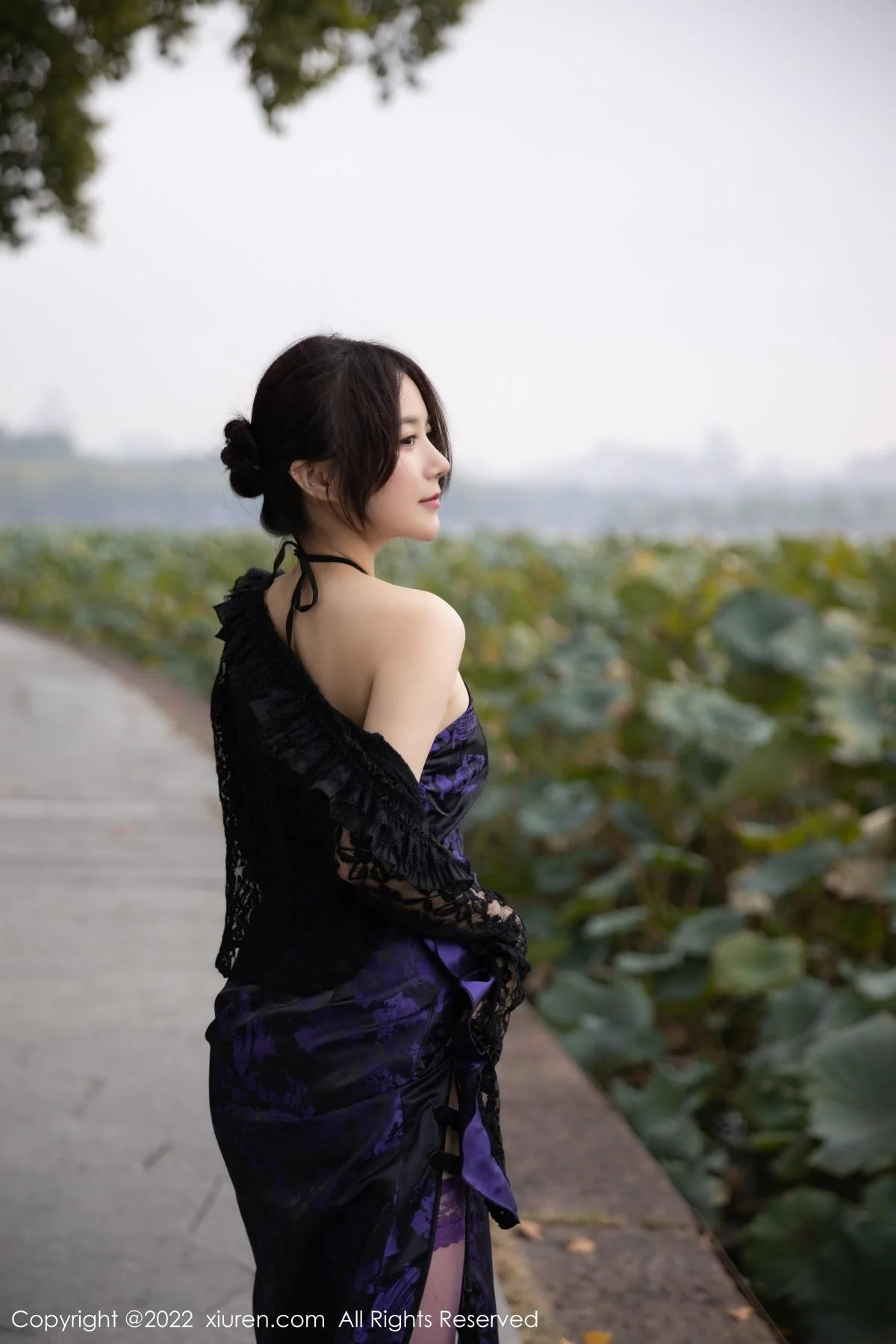 鱼子酱Fish独角戏主题性感露肩连衣裙配紫色丝袜绝美写真 第 1 张