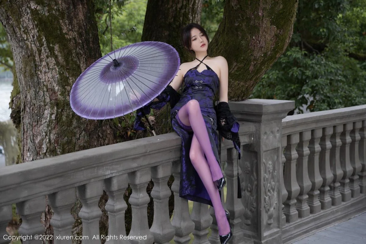 鱼子酱Fish独角戏主题性感露肩连衣裙配紫色丝袜绝美写真 第 14 张