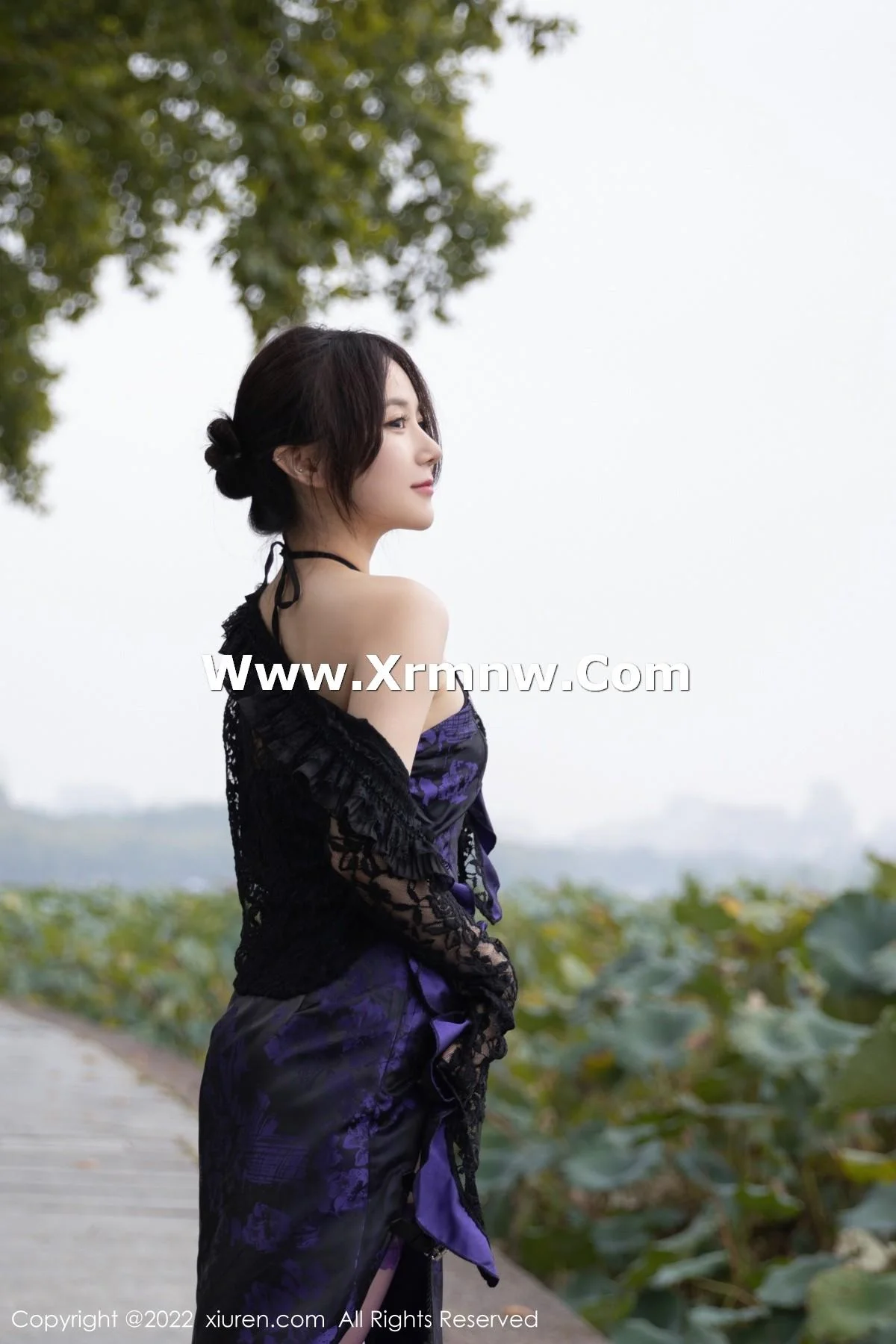 鱼子酱Fish独角戏主题性感露肩连衣裙配紫色丝袜绝美写真 第 2 张