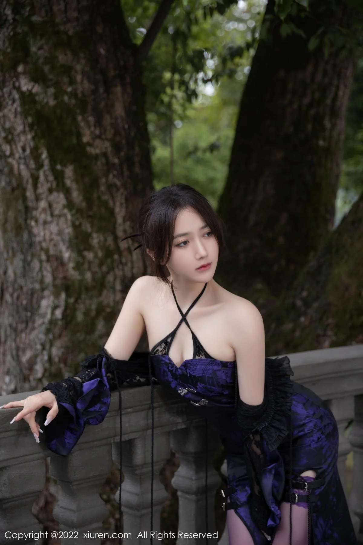 鱼子酱Fish独角戏主题性感露肩连衣裙配紫色丝袜绝美写真 第 22 张