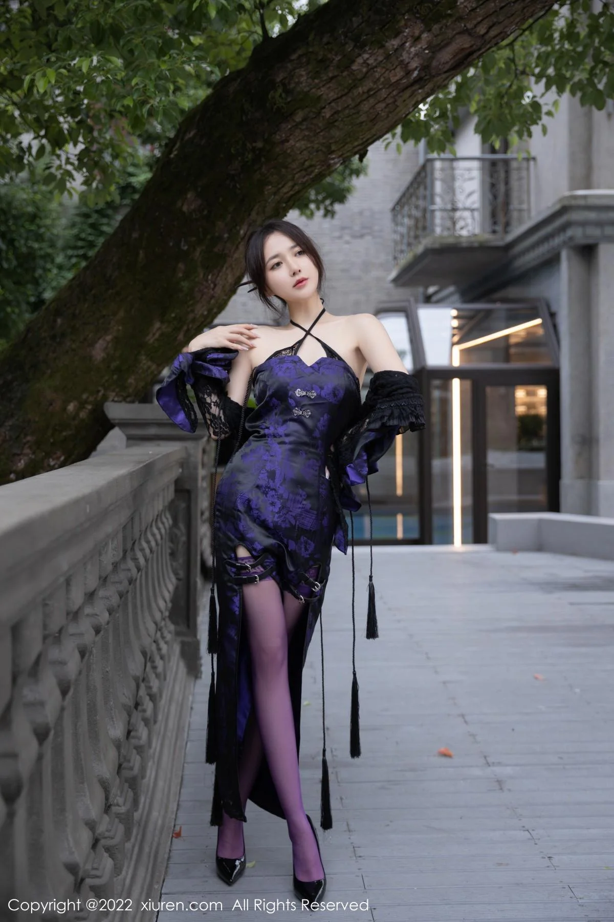 鱼子酱Fish独角戏主题性感露肩连衣裙配紫色丝袜绝美写真 第 23 张