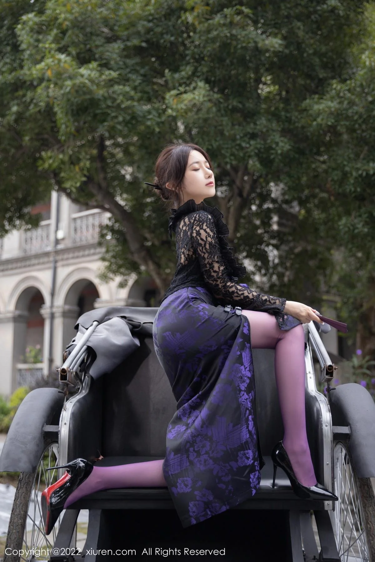 鱼子酱Fish独角戏主题性感露肩连衣裙配紫色丝袜绝美写真 第 7 张