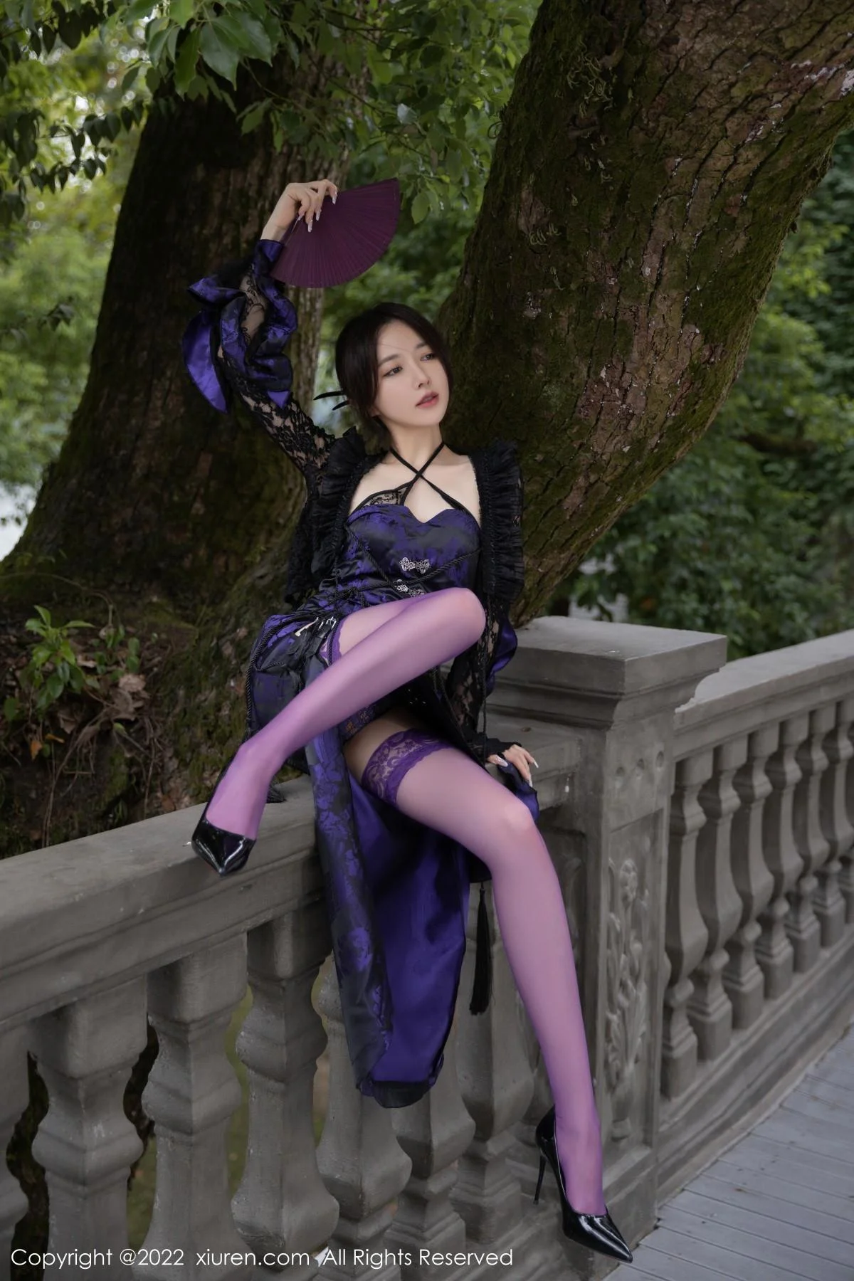 鱼子酱Fish独角戏主题性感露肩连衣裙配紫色丝袜绝美写真 第 8 张
