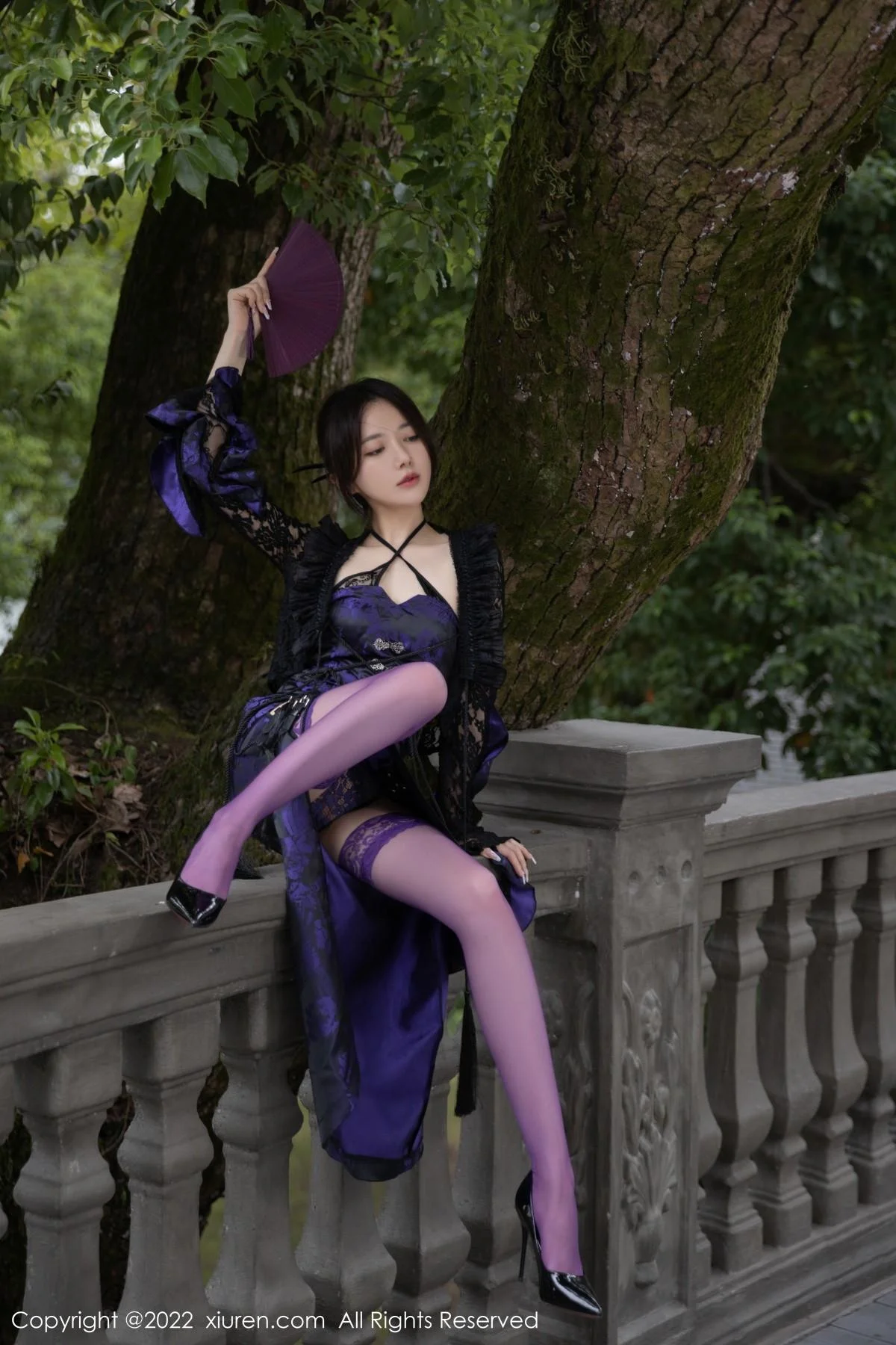 鱼子酱Fish独角戏主题性感露肩连衣裙配紫色丝袜绝美写真 第 9 张