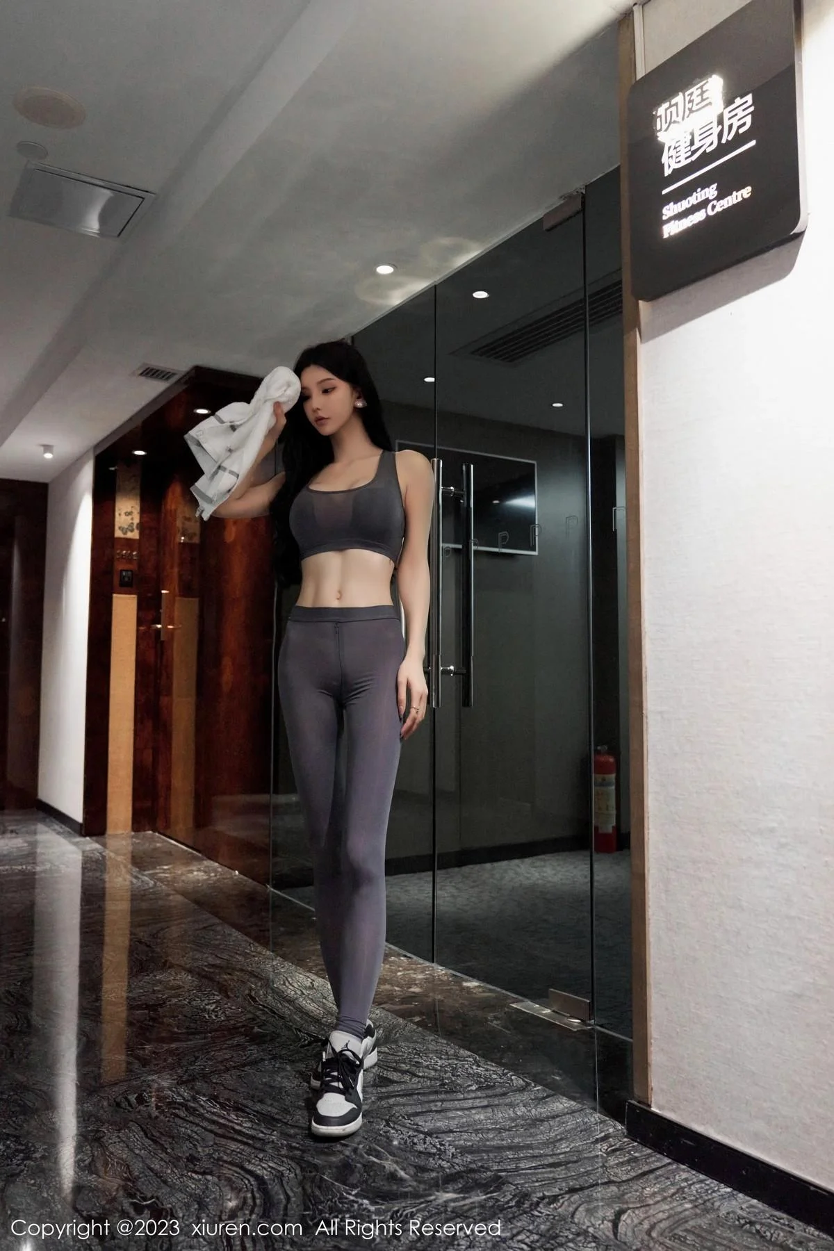 周于希Sally酒店场景性感灰色健身服紧身秀完美身材绝美写真 第 32 张