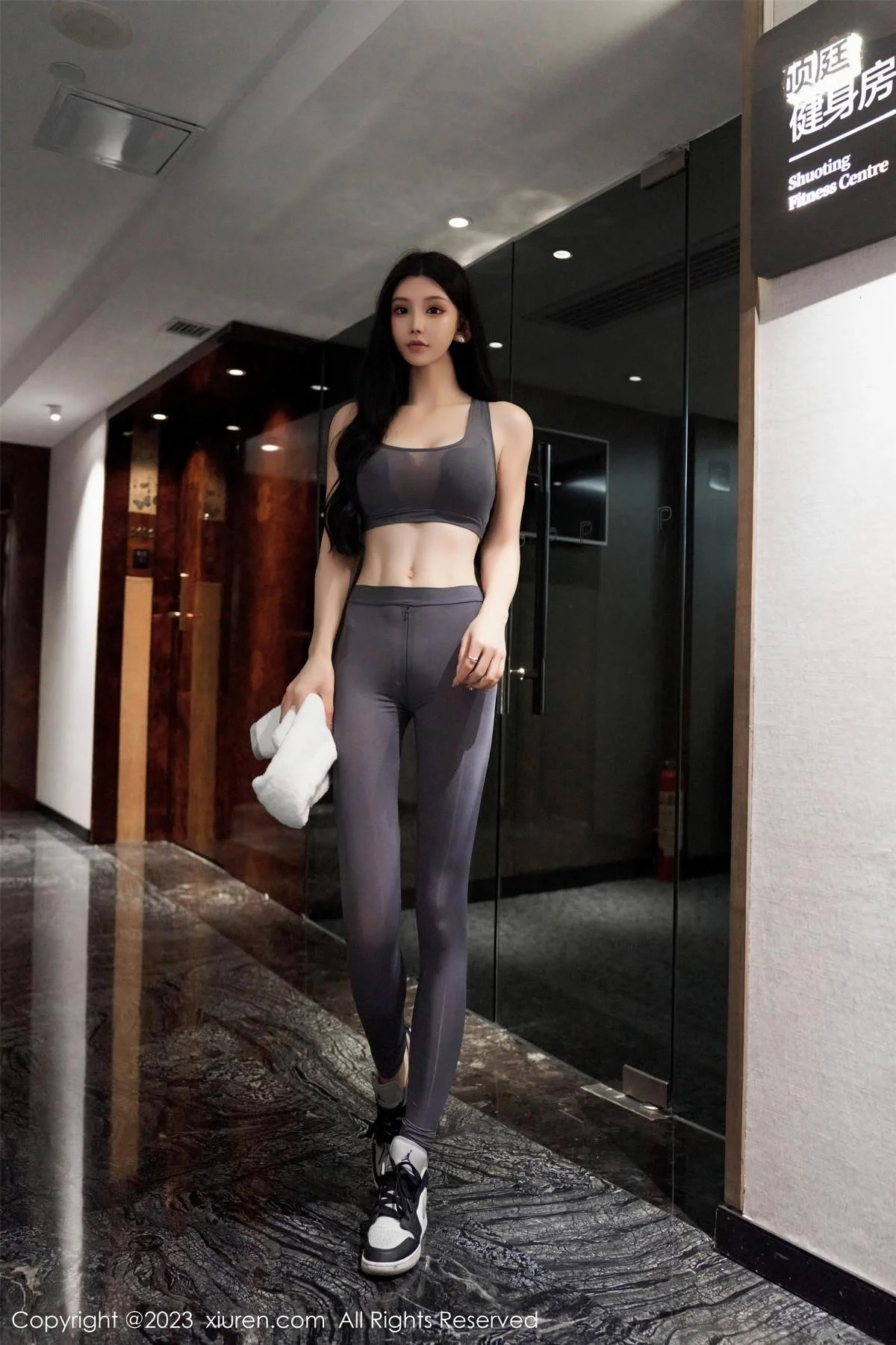 周于希Sally酒店场景性感灰色健身服紧身秀完美身材绝美写真 第 33 张