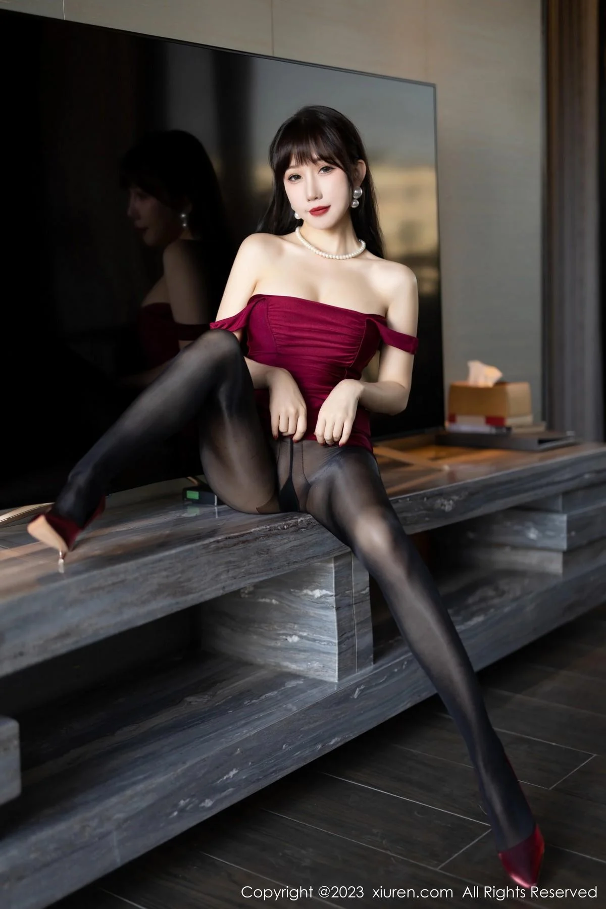波巧酱性感红色背带裙露黑色蕾丝内衣配闪亮黑丝绝美写真 第 20 张