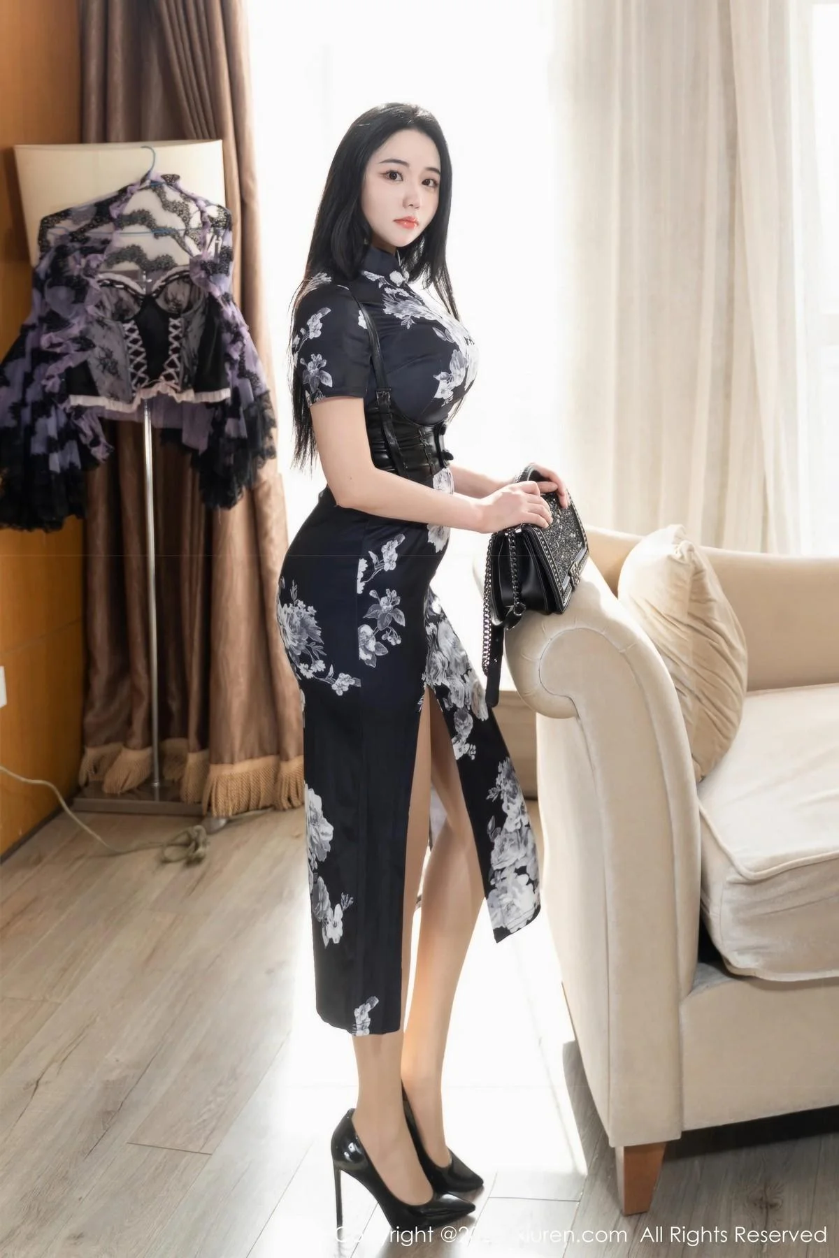 汐汐爱吃草莓性感黑白色上衣配开档肉丝秀完美身材绝美写真 第 11 张