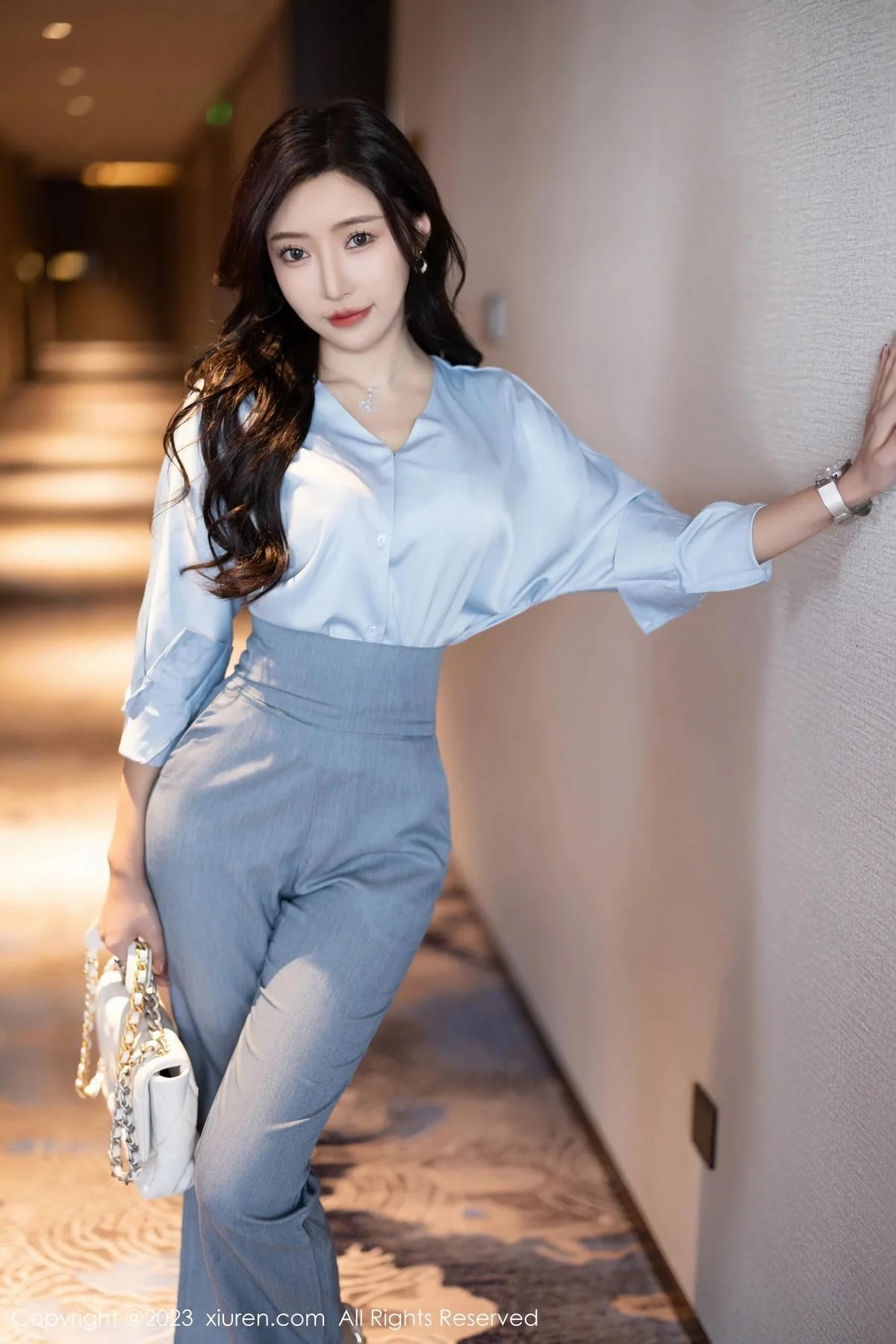 王馨瑶yanni浅色Ol服饰露白色蕾丝内衣配超薄肉丝绝美写真 第 1 张