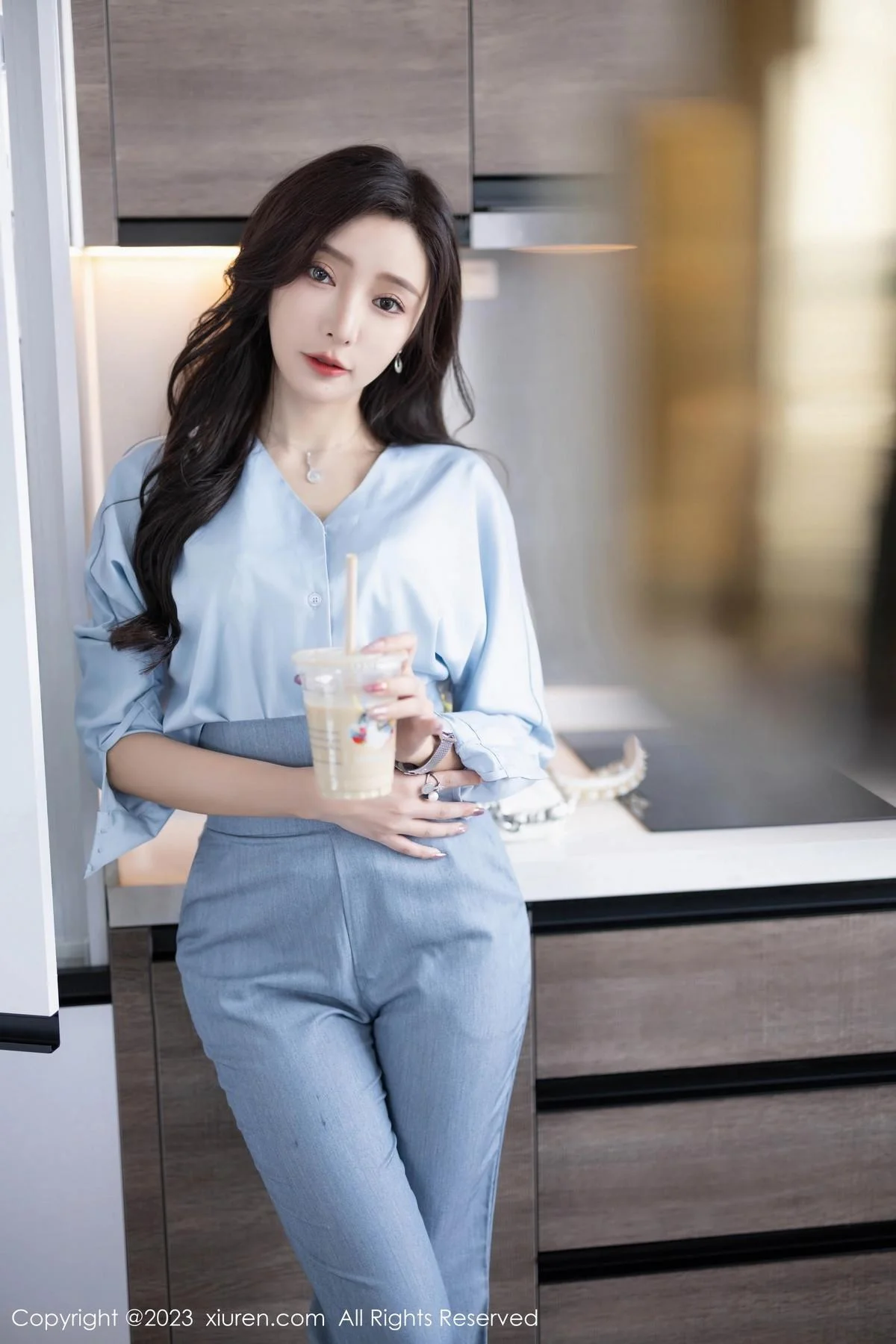 王馨瑶yanni浅色Ol服饰露白色蕾丝内衣配超薄肉丝绝美写真 第 10 张