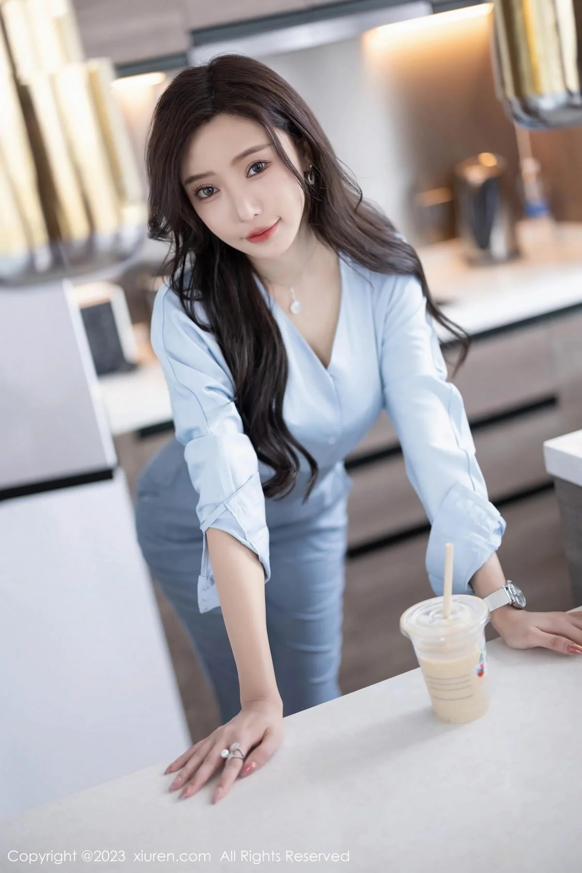 王馨瑶yanni浅色Ol服饰露白色蕾丝内衣配超薄肉丝绝美写真 第 11 张