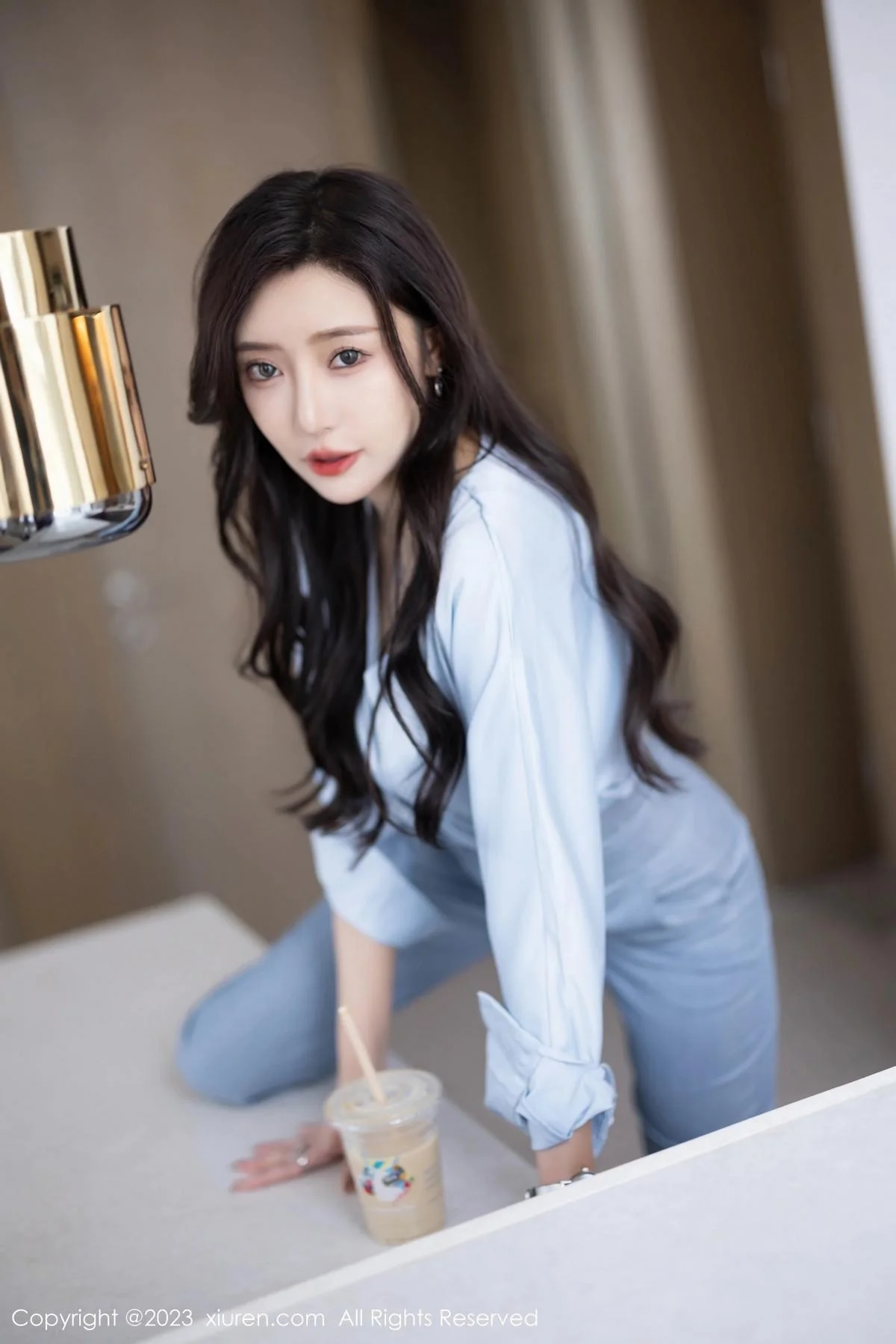 王馨瑶yanni浅色Ol服饰露白色蕾丝内衣配超薄肉丝绝美写真 第 12 张