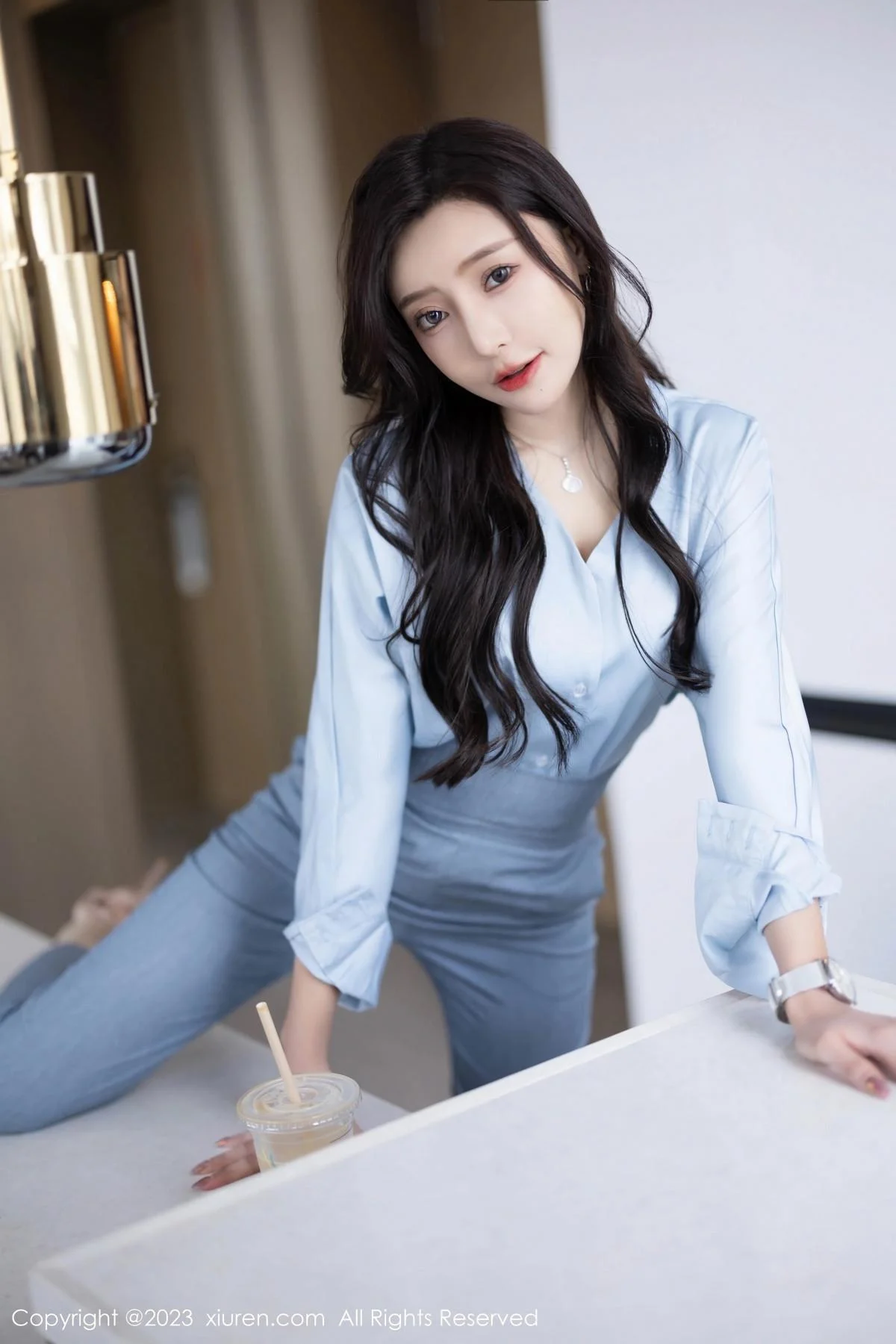 王馨瑶yanni浅色Ol服饰露白色蕾丝内衣配超薄肉丝绝美写真 第 13 张
