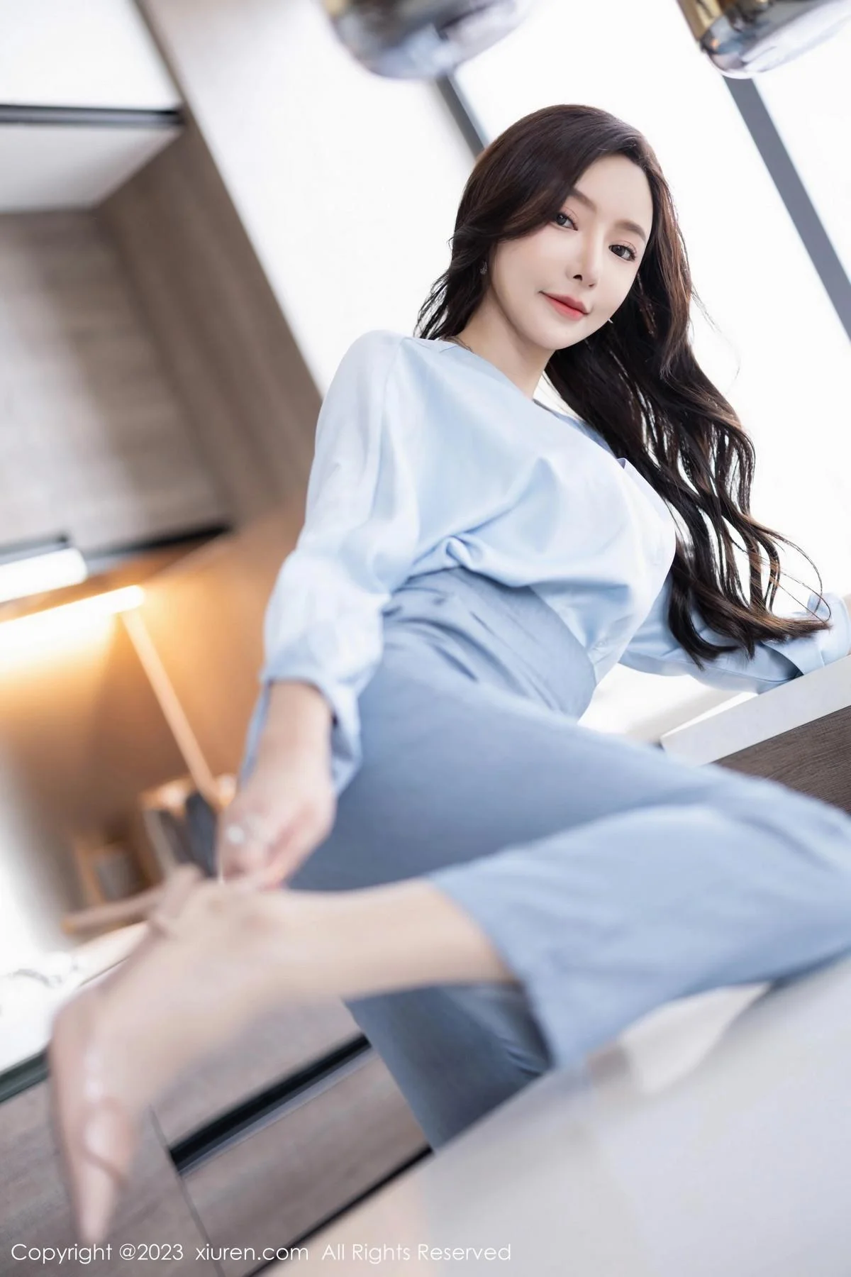王馨瑶yanni浅色Ol服饰露白色蕾丝内衣配超薄肉丝绝美写真 第 16 张