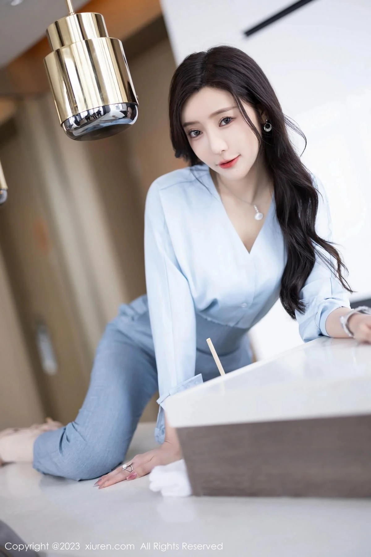 王馨瑶yanni浅色Ol服饰露白色蕾丝内衣配超薄肉丝绝美写真 第 17 张