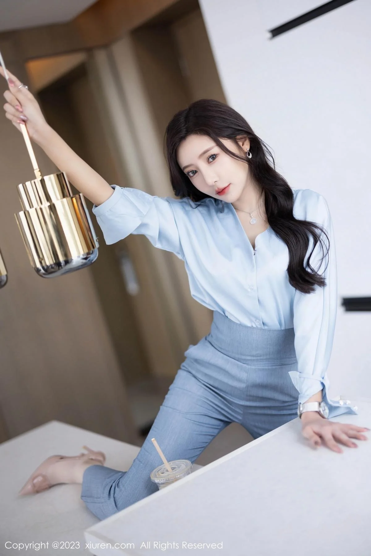 王馨瑶yanni浅色Ol服饰露白色蕾丝内衣配超薄肉丝绝美写真 第 18 张