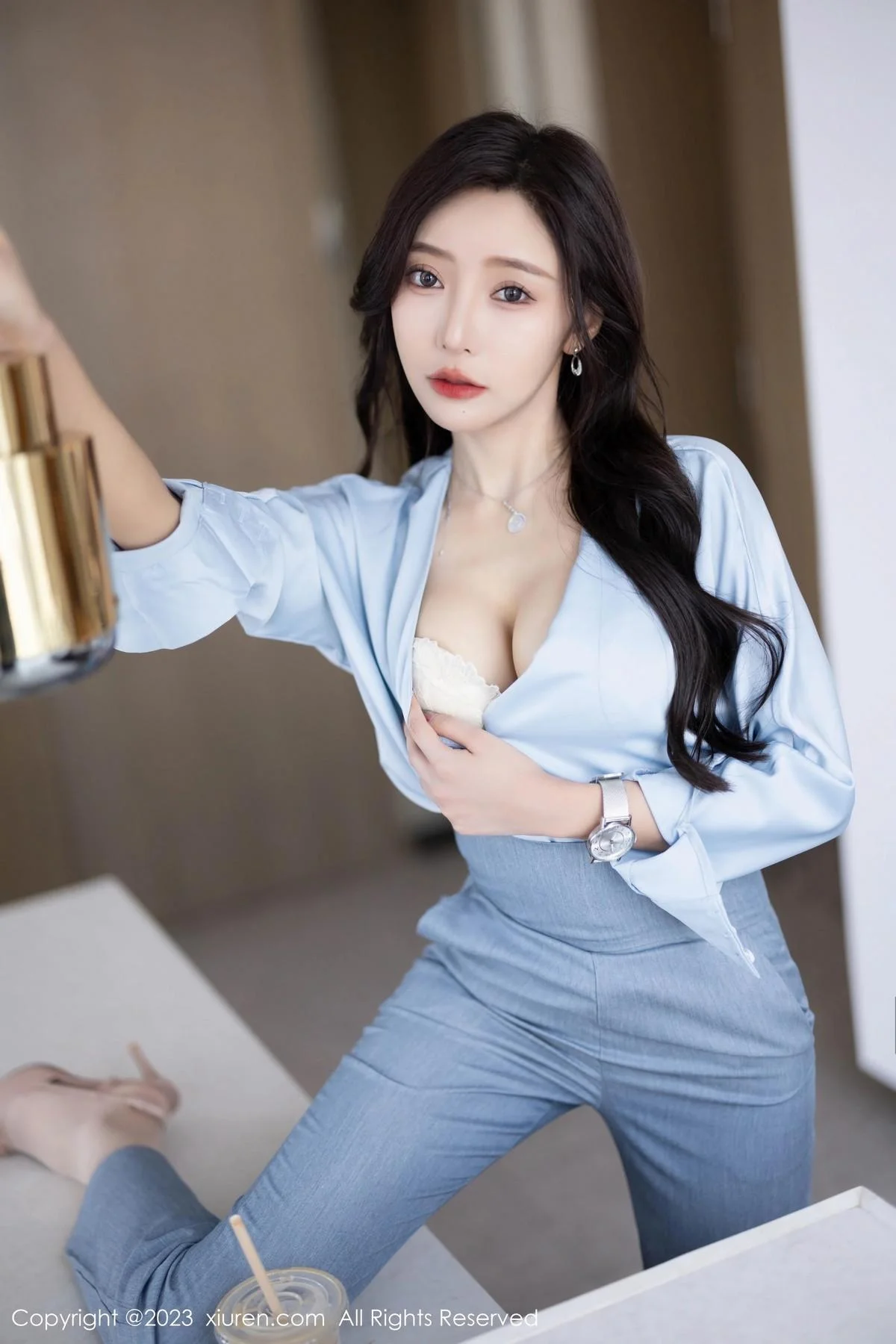 王馨瑶yanni浅色Ol服饰露白色蕾丝内衣配超薄肉丝绝美写真 第 19 张