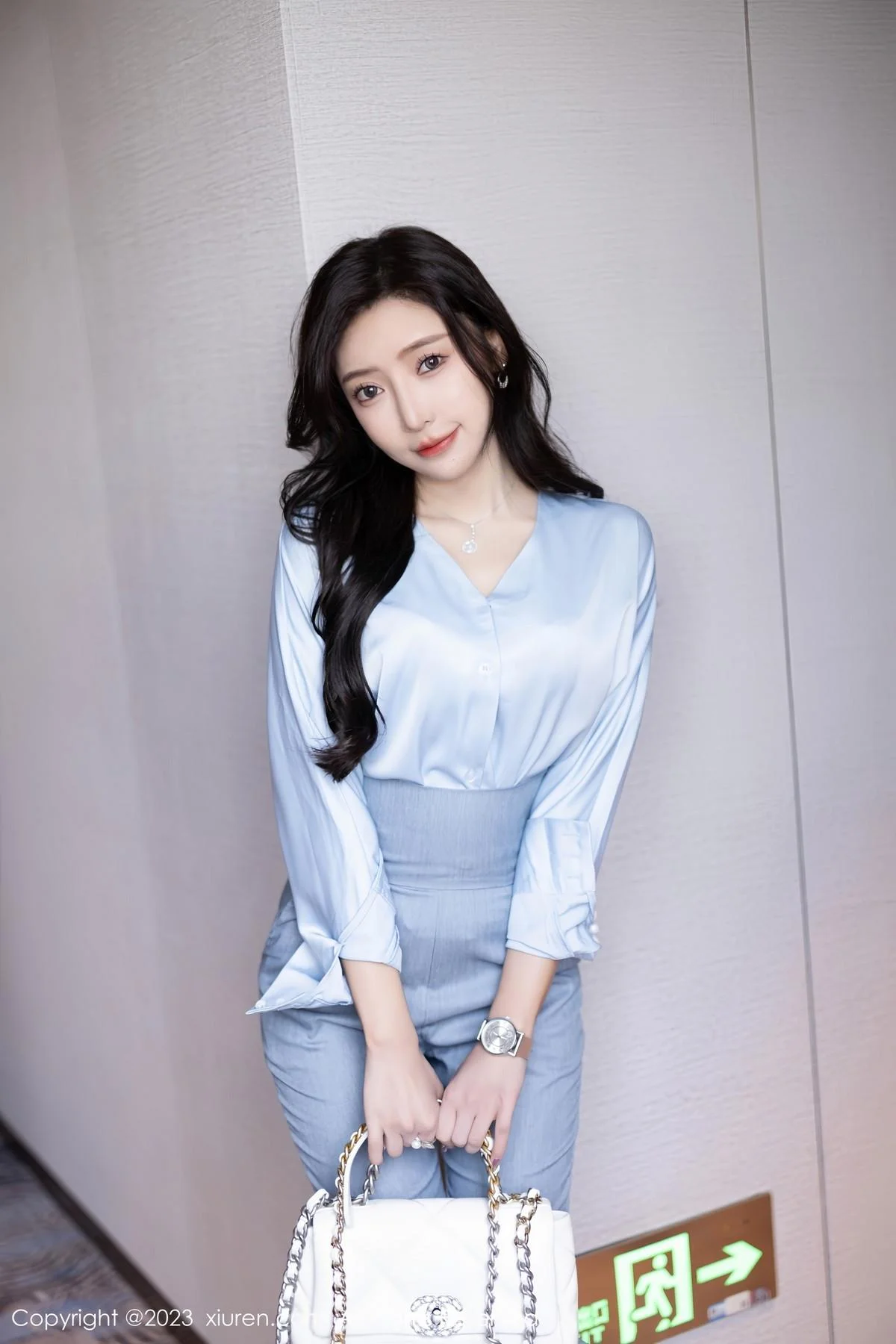王馨瑶yanni浅色Ol服饰露白色蕾丝内衣配超薄肉丝绝美写真 第 2 张