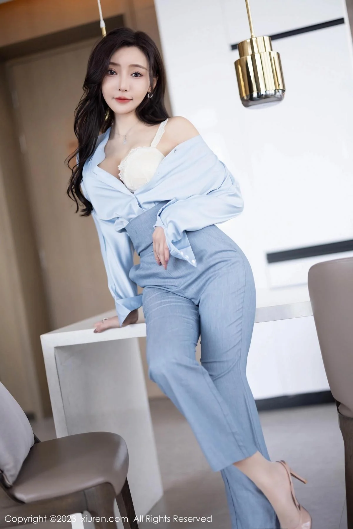 王馨瑶yanni浅色Ol服饰露白色蕾丝内衣配超薄肉丝绝美写真 第 24 张