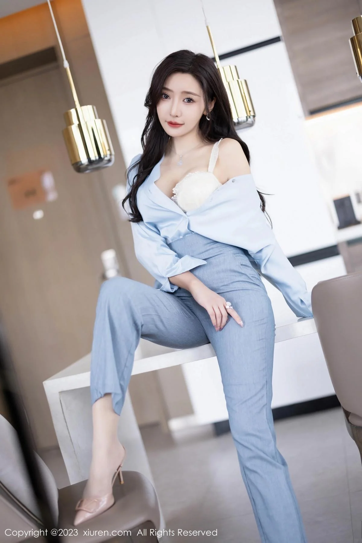王馨瑶yanni浅色Ol服饰露白色蕾丝内衣配超薄肉丝绝美写真 第 25 张