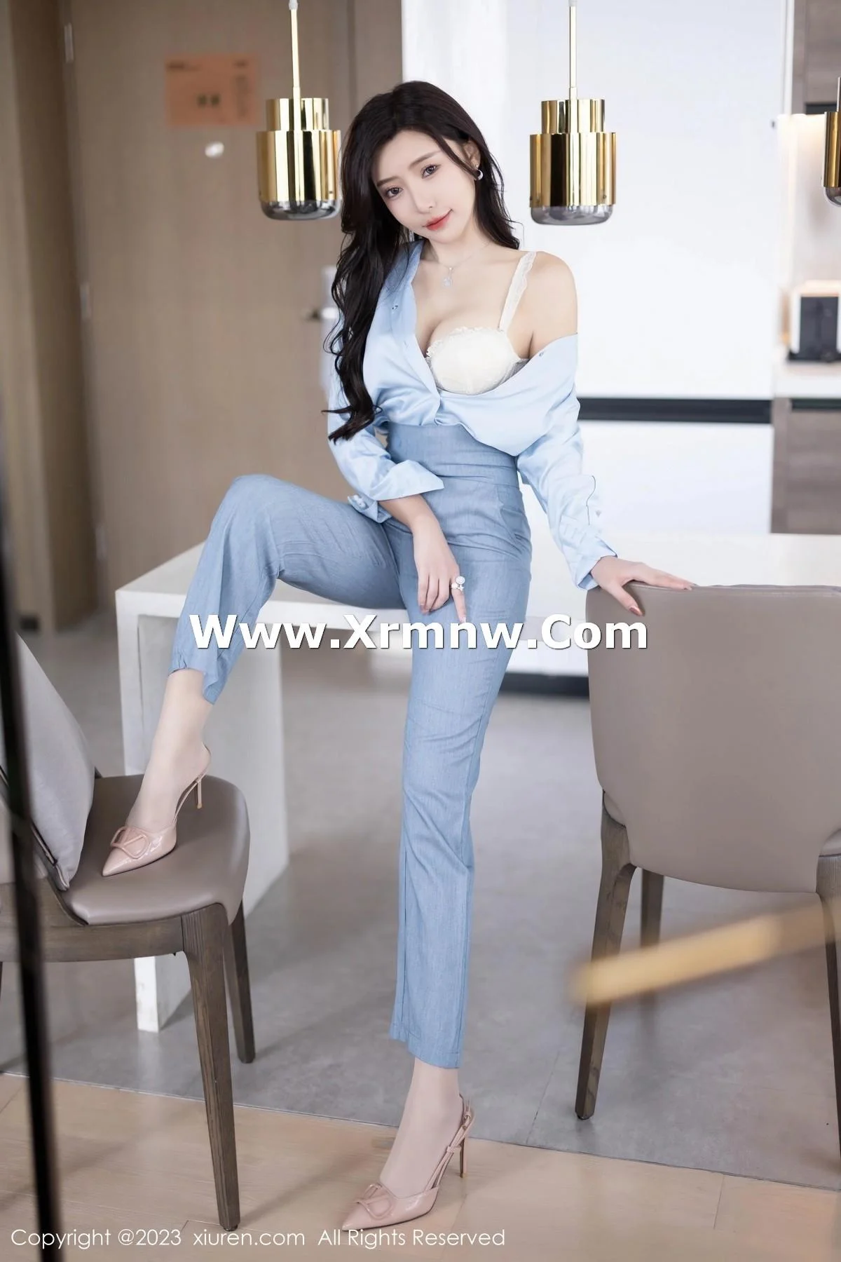 王馨瑶yanni浅色Ol服饰露白色蕾丝内衣配超薄肉丝绝美写真 第 26 张