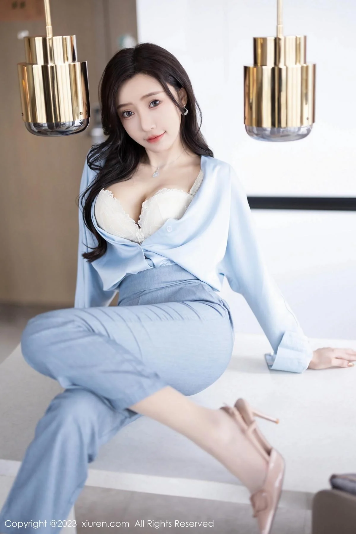 王馨瑶yanni浅色Ol服饰露白色蕾丝内衣配超薄肉丝绝美写真 第 29 张