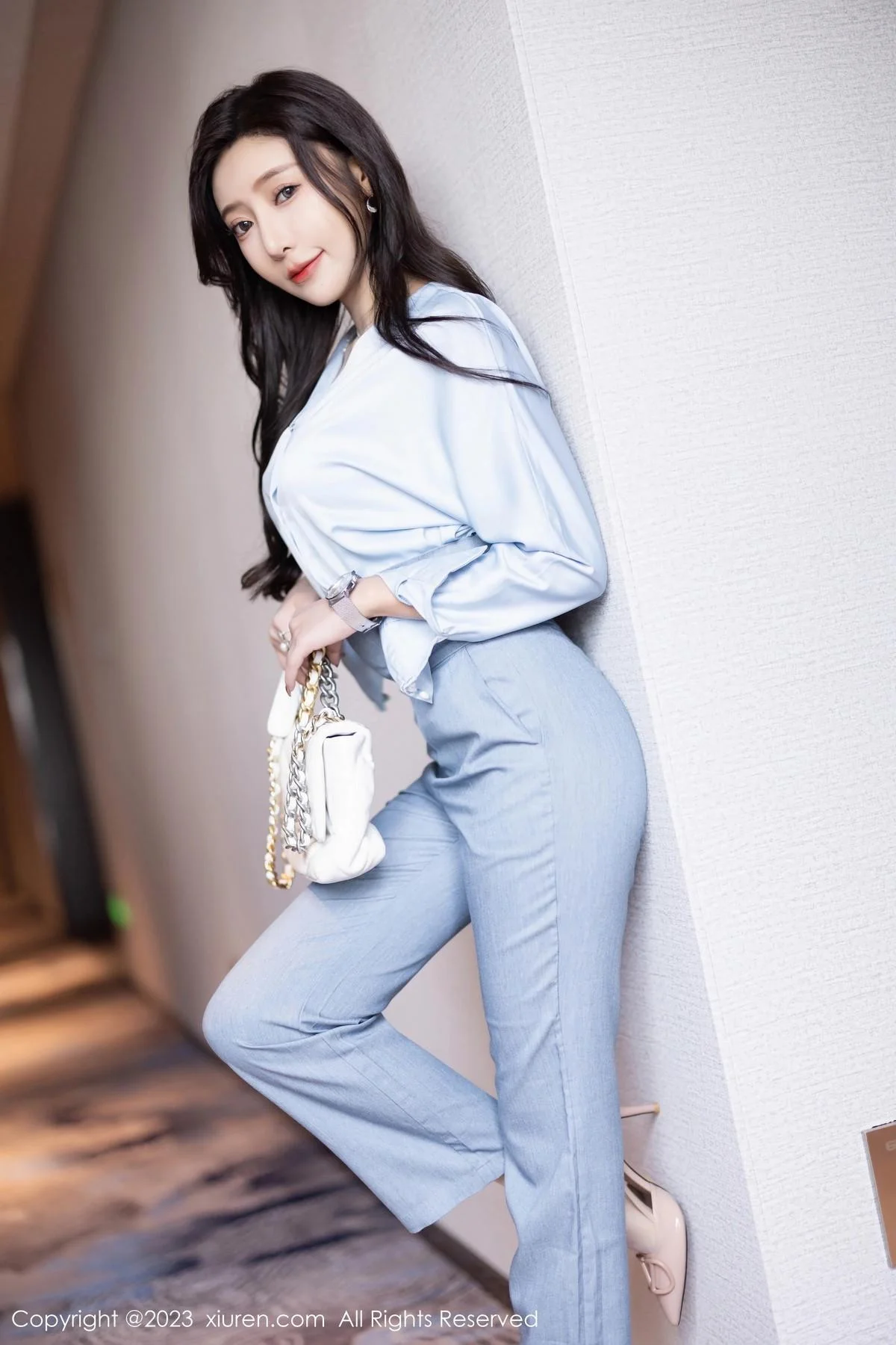 王馨瑶yanni浅色Ol服饰露白色蕾丝内衣配超薄肉丝绝美写真 第 3 张