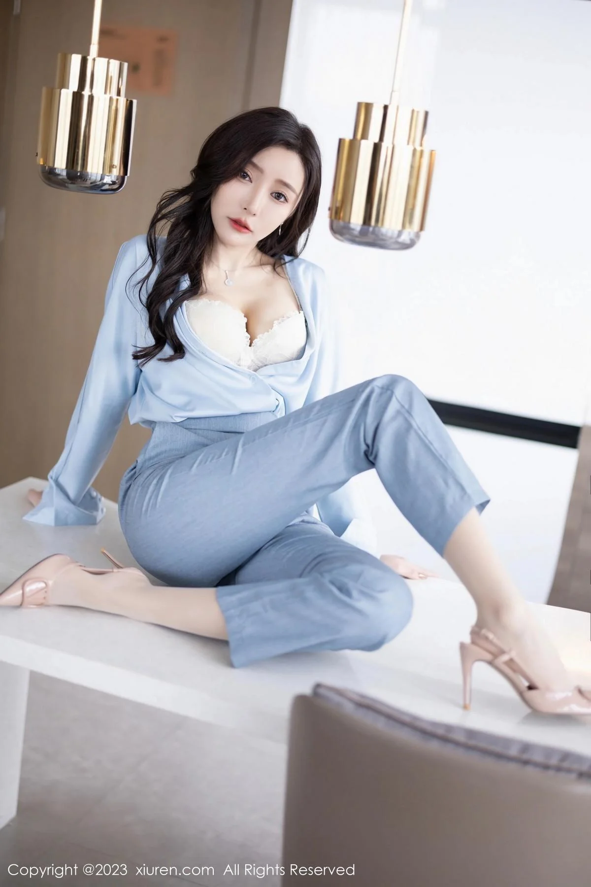 王馨瑶yanni浅色Ol服饰露白色蕾丝内衣配超薄肉丝绝美写真 第 31 张