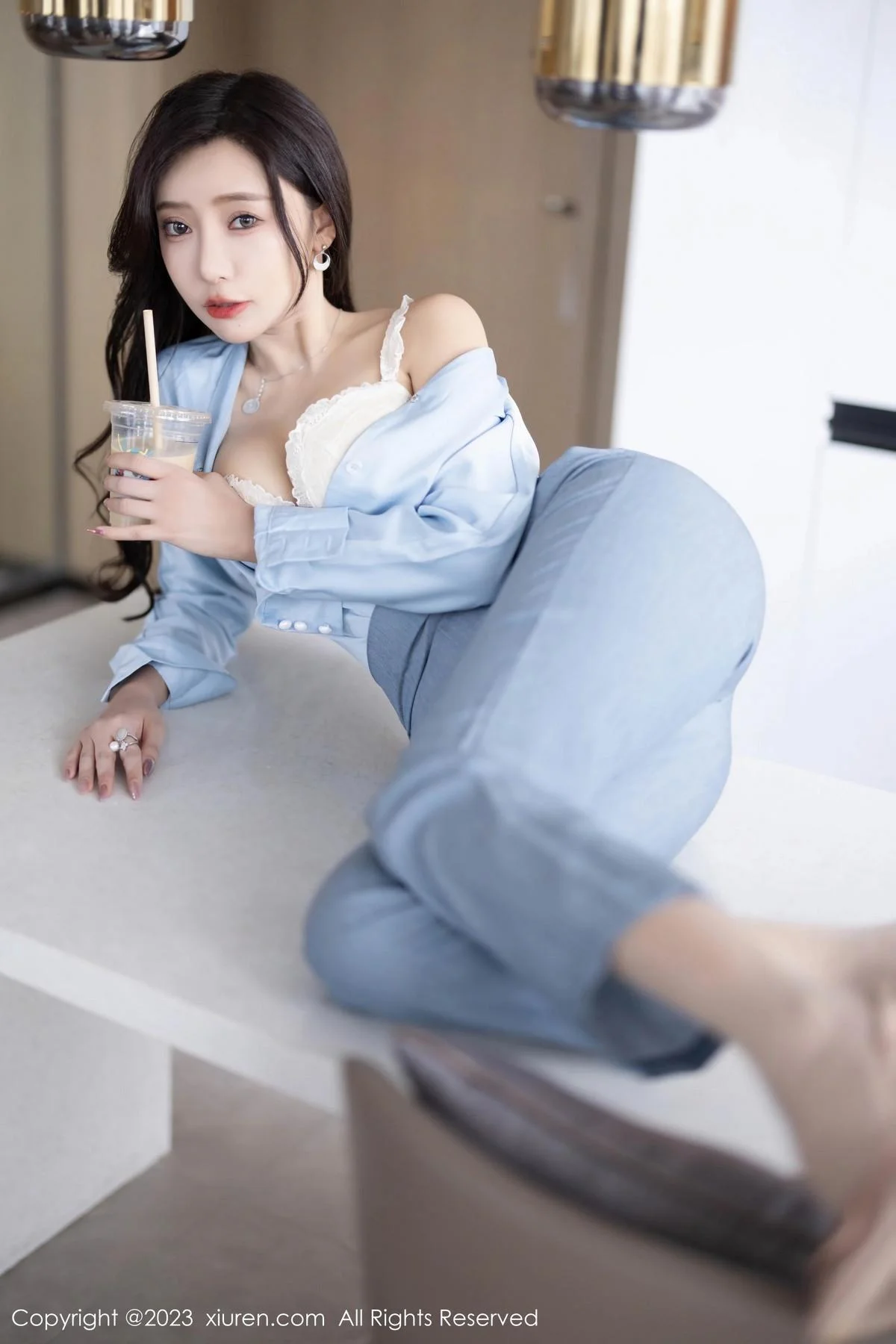 王馨瑶yanni浅色Ol服饰露白色蕾丝内衣配超薄肉丝绝美写真 第 33 张