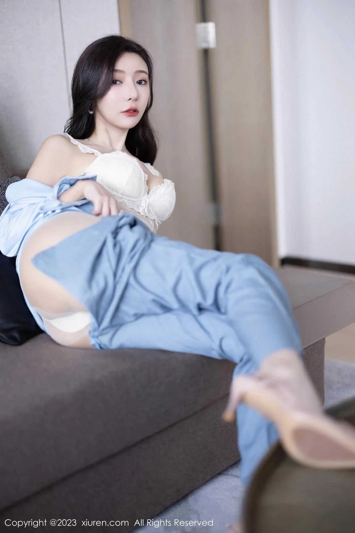 王馨瑶yanni浅色Ol服饰露白色蕾丝内衣配超薄肉丝绝美写真 第 42 张