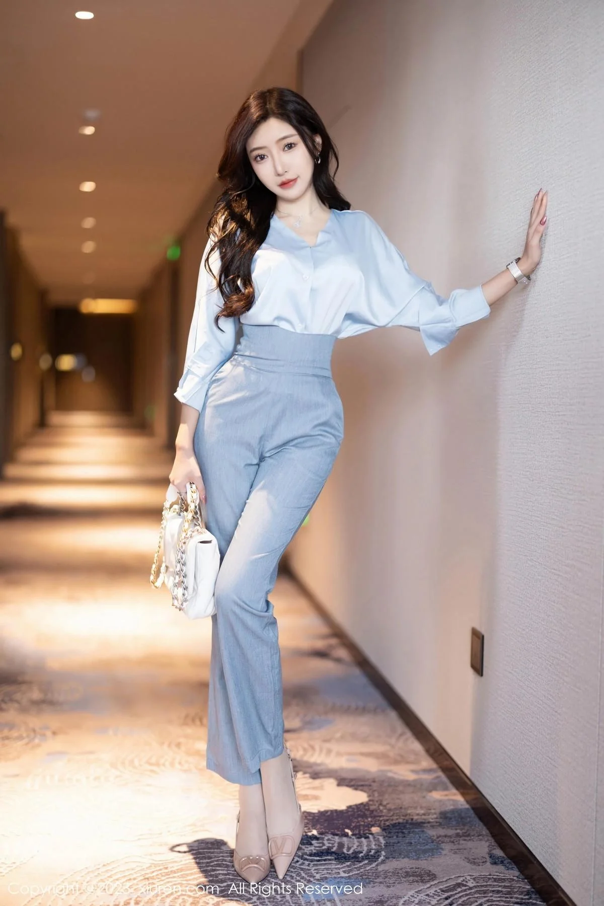 王馨瑶yanni浅色Ol服饰露白色蕾丝内衣配超薄肉丝绝美写真 第 6 张