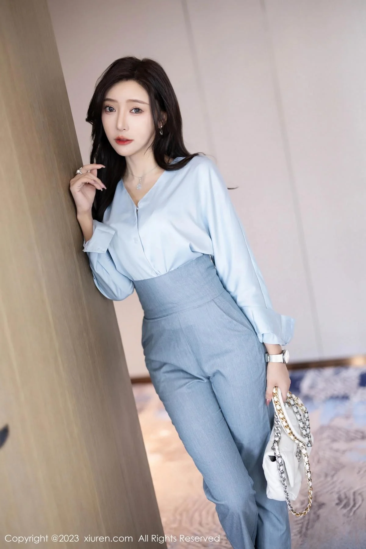 王馨瑶yanni浅色Ol服饰露白色蕾丝内衣配超薄肉丝绝美写真 第 7 张