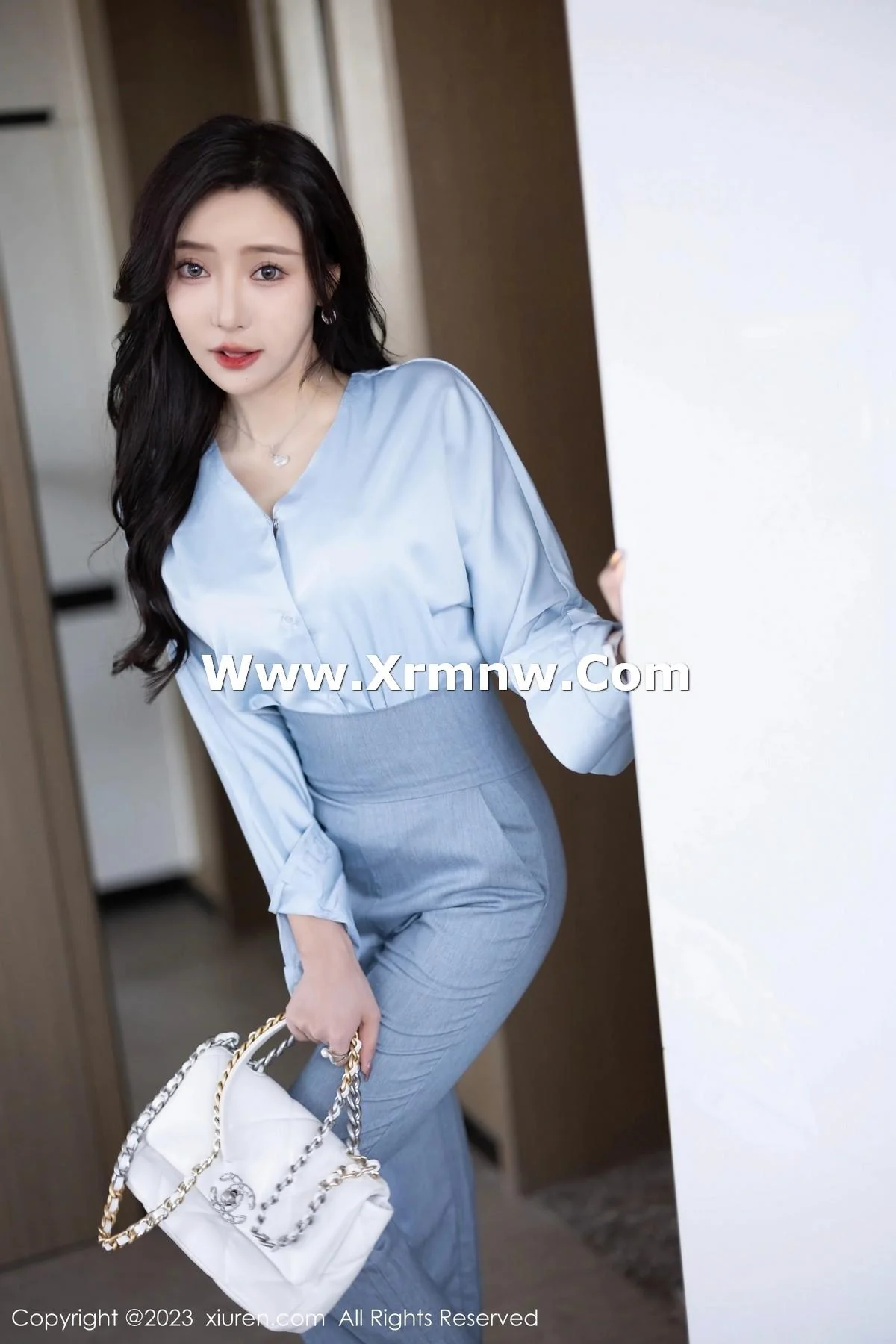 王馨瑶yanni浅色Ol服饰露白色蕾丝内衣配超薄肉丝绝美写真 第 8 张