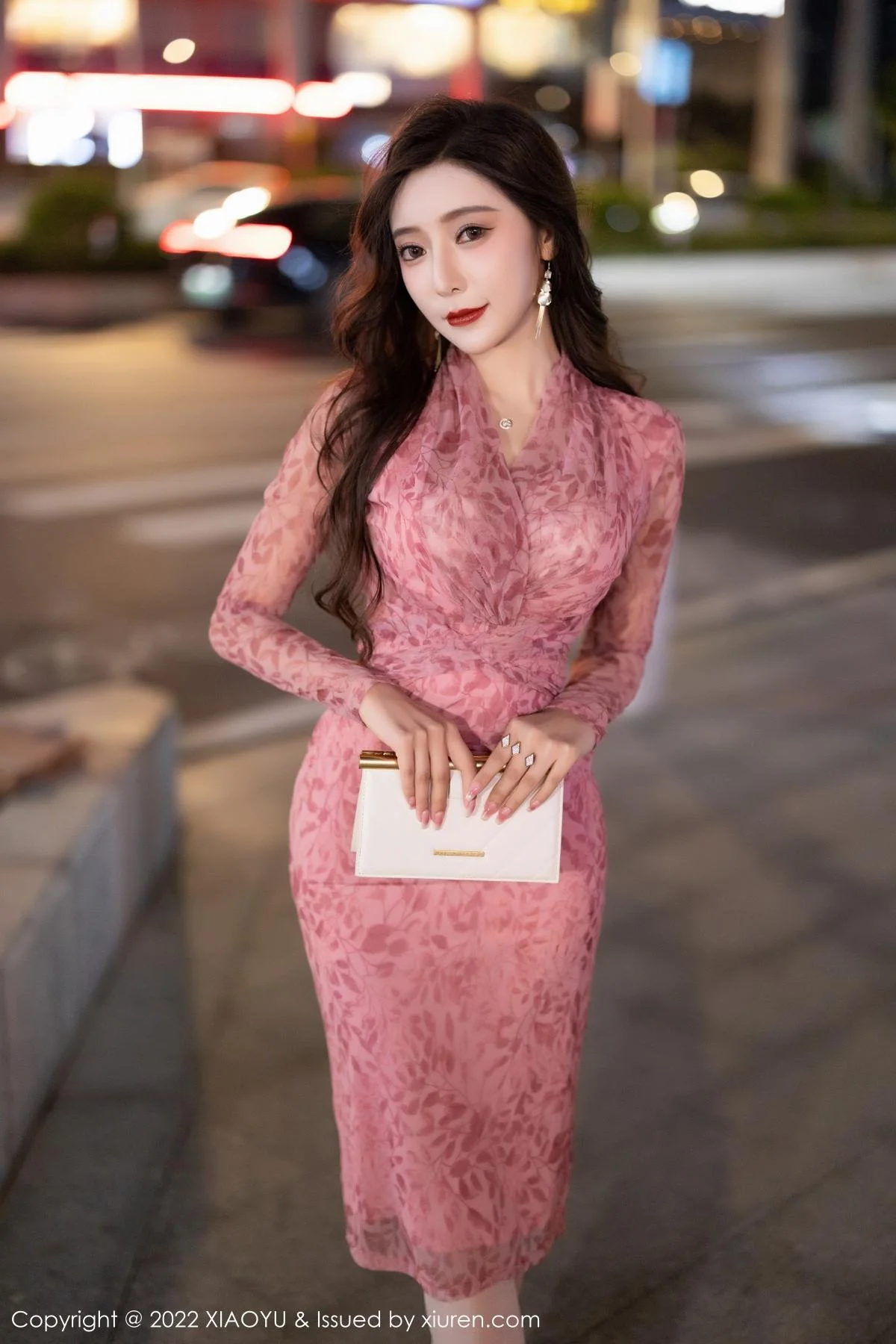 王馨瑶yanni脱浅红连衣短裙露白色内衣配超薄肉丝绝美写真 第 10 张