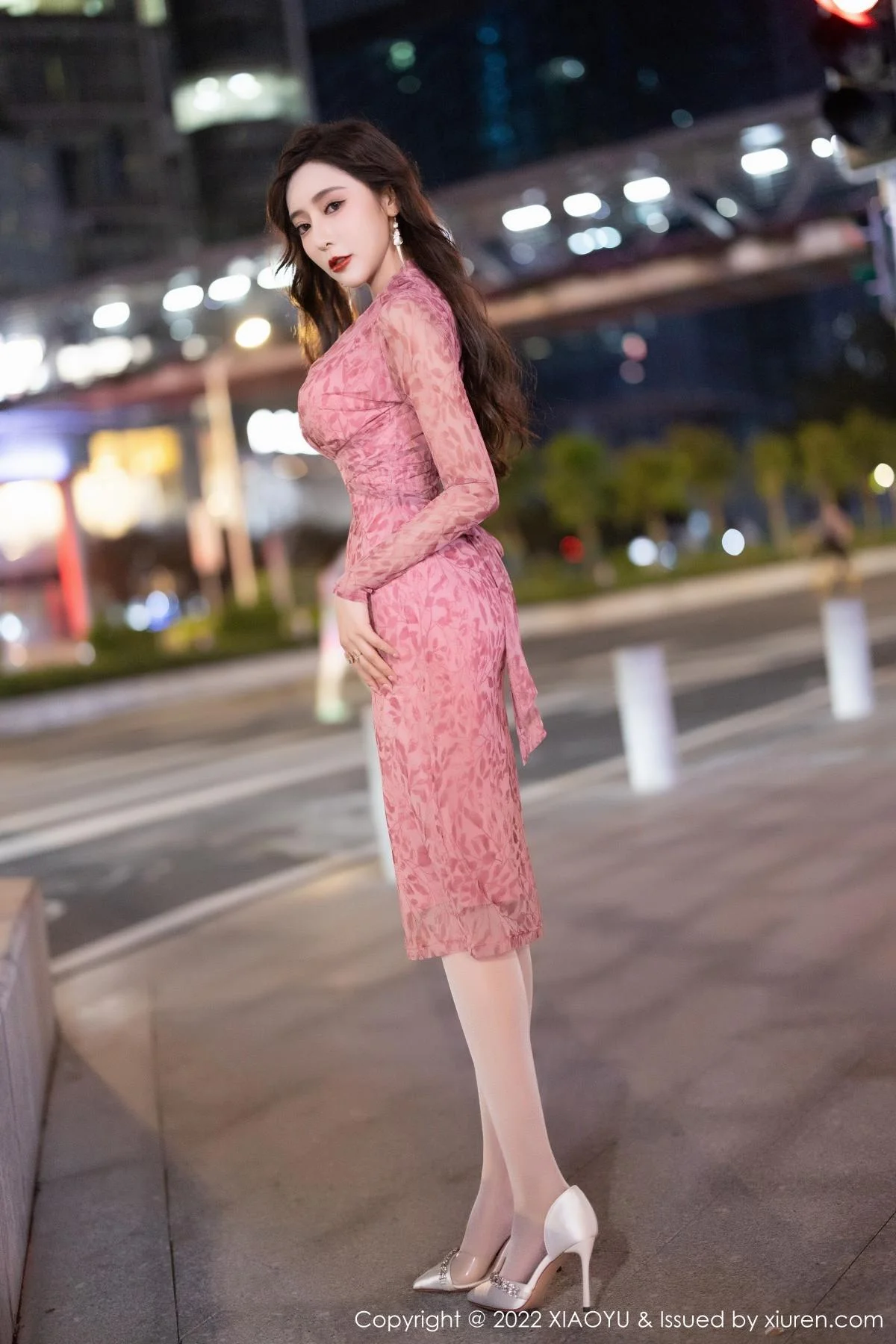 王馨瑶yanni脱浅红连衣短裙露白色内衣配超薄肉丝绝美写真 第 4 张