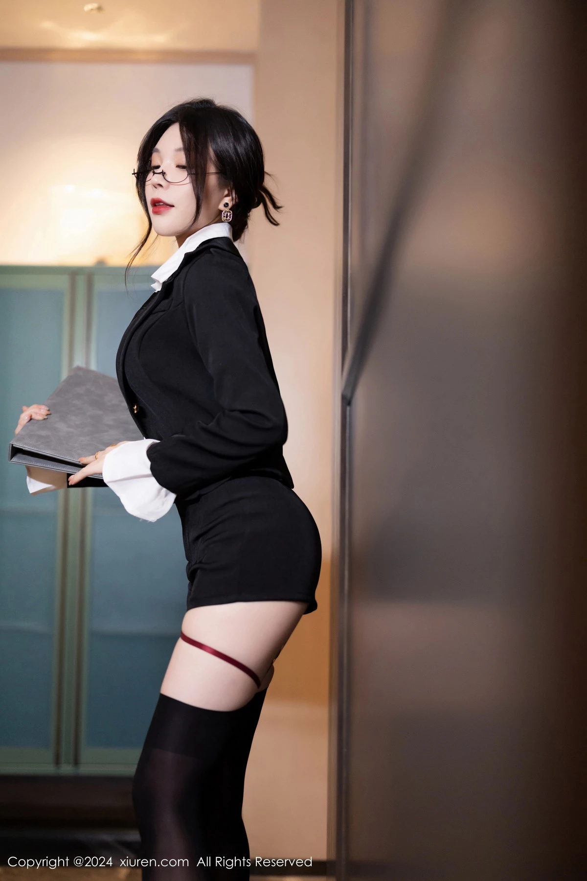 徐莉芝Booty性感黑色制服露黑色蕾丝情趣内衣撩人绝美写真 第 3 张