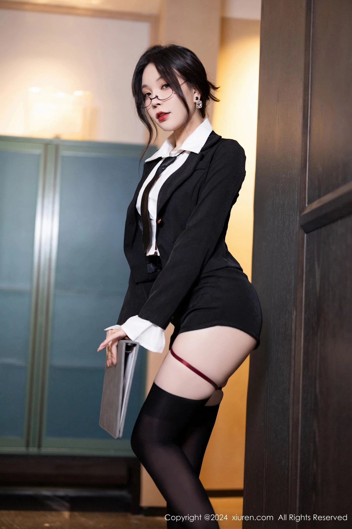 徐莉芝Booty性感黑色制服露黑色蕾丝情趣内衣撩人绝美写真 第 4 张